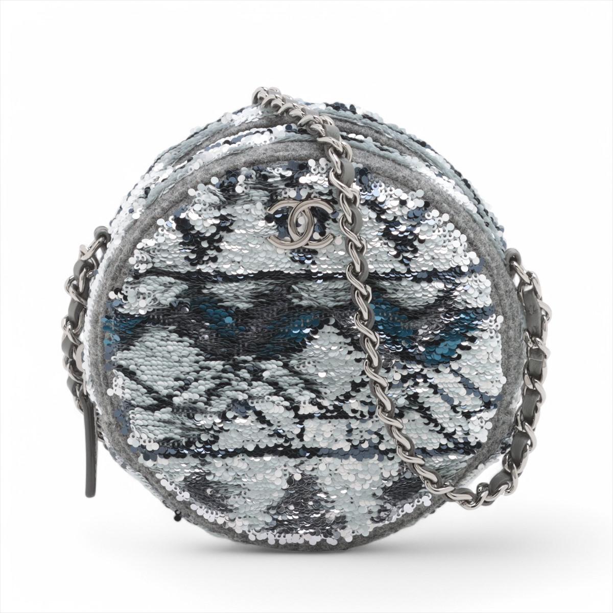 Le sac à bandoulière Chanel CC Logo Sequins x Wool Chain Round en gris est un mélange distinctif d'élégance classique et de flair contemporain. Confectionné en laine douce et orné de paillettes scintillantes, ce sac offre un design tactile et