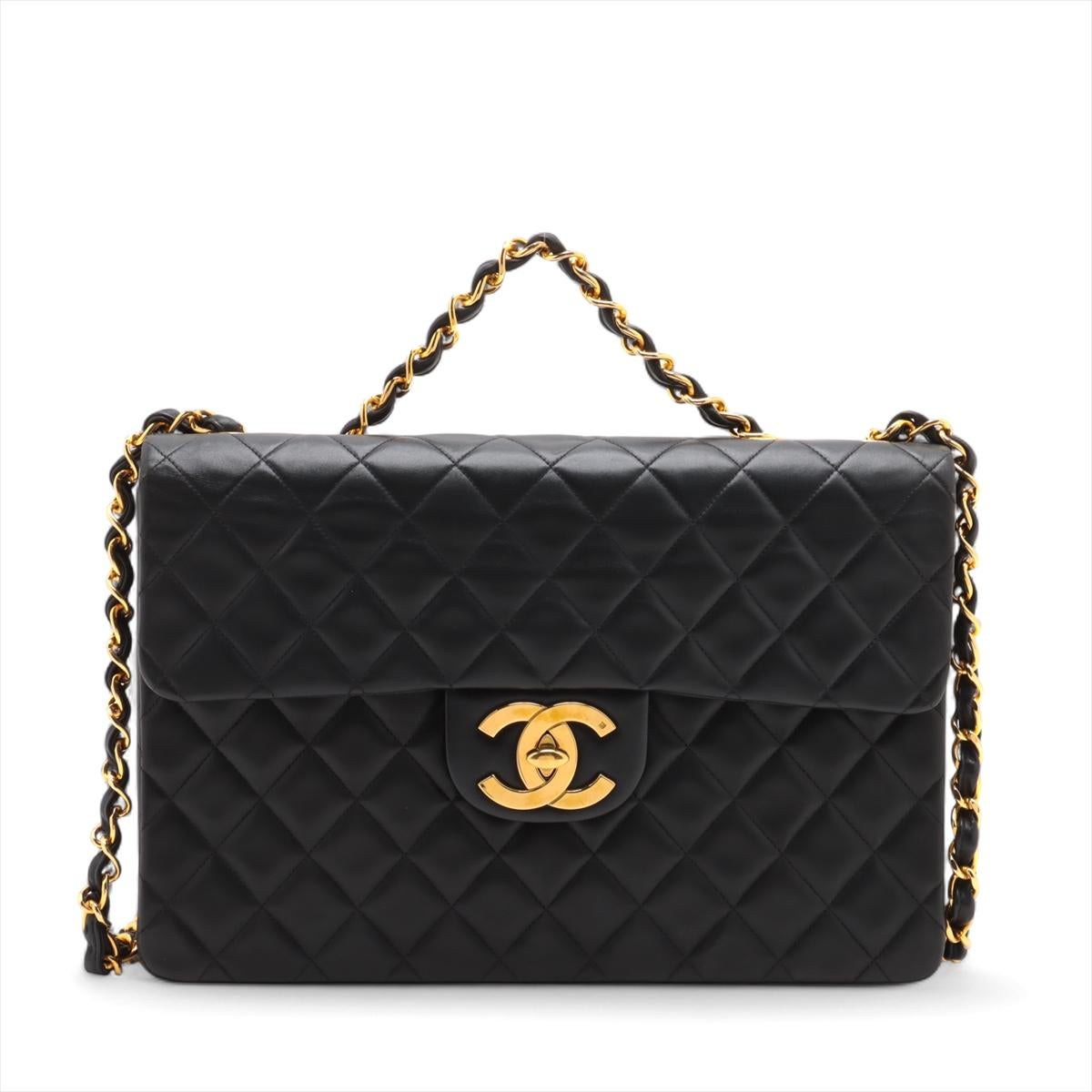Le sac Chanel CC Logo Matelassé 34 Maxi Lambskin Single Flap Double Chain Shoulder Bag en noir est une pièce intemporelle réalisée en cuir d'agneau souple avec le matelassage emblématique en diamant. Doté du classique logo CC entrelacé sur le rabat
