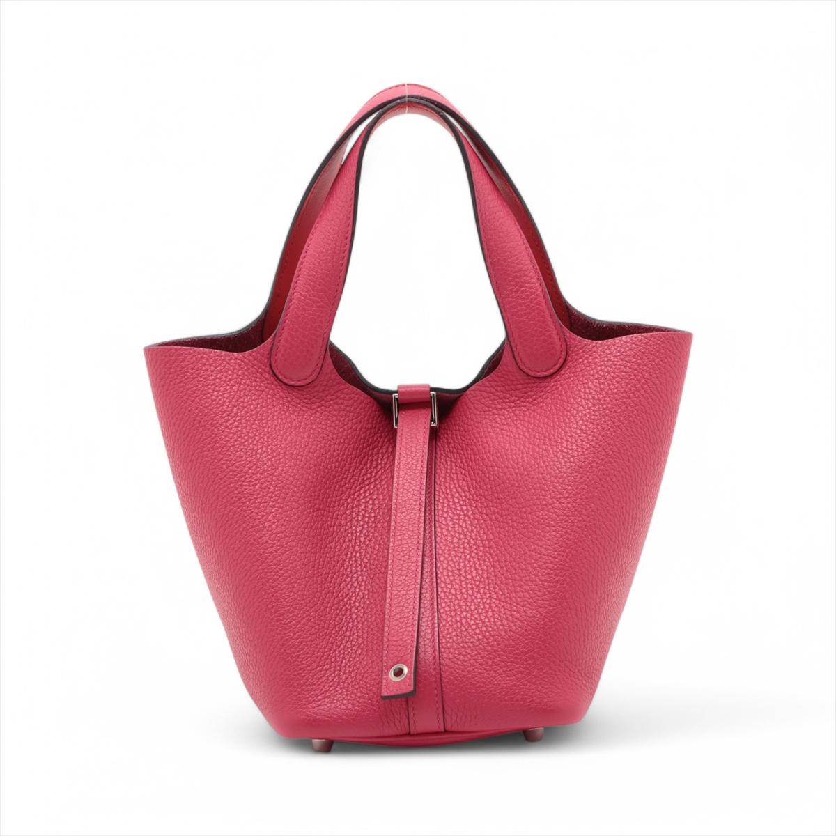 Die Hermès Picotin Lock 18 PM aus Taurillon Clemence Leder in Rose Mexico ist eine schicke und kompakte Handtasche, die für ihr minimalistisches Design und ihre mühelose Eleganz bekannt ist. Sie ist aus strapazierfähigem, genarbtem Clemence-Leder