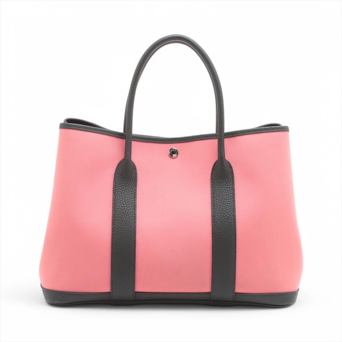La borsa Hermès Garden Party 36 PM in Rose Toile Officier × Negonda Rose Azalée x Black è una borsa chic e versatile che unisce l'eleganza casual al design funzionale. Realizzata in tela resistente e in lussuosa pelle Toile Officier e Negonda in una