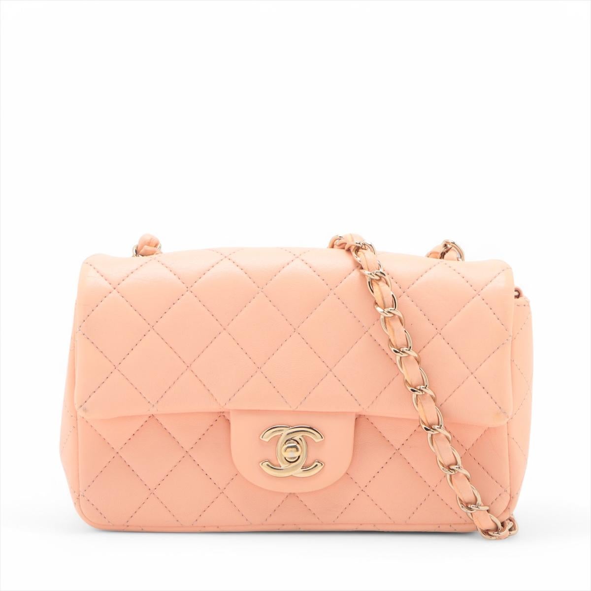 Le sac Chanel CC Logo Mini Matelassé 20 en peau d'agneau à simple rabat et simple chaîne en pêche saumonée est un accessoire délicat et élégant qui incarne le charme intemporel de Chanel. Confectionné en cuir d'agneau souple et luxueux, ce mini sac