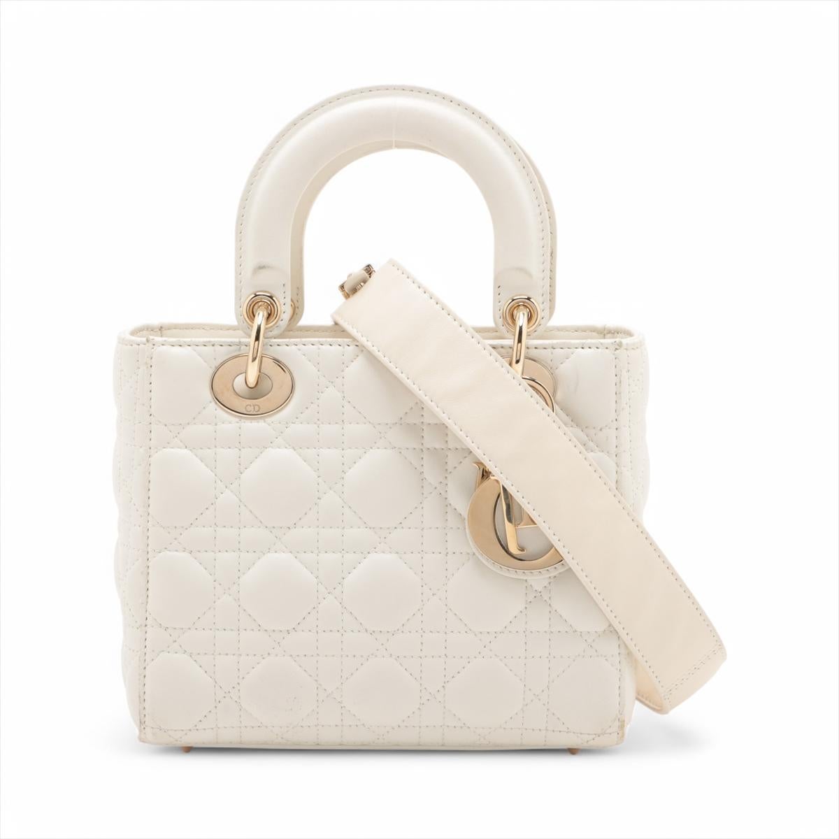 Le sac à main en cuir Cannage My Lady Dior en blanc est une expression intemporelle de l'élégance et de la féminité moderne. Confectionné en cuir d'agneau souple et doté de la couture Cannage signature, ce sac à main témoigne du savoir-faire exquis