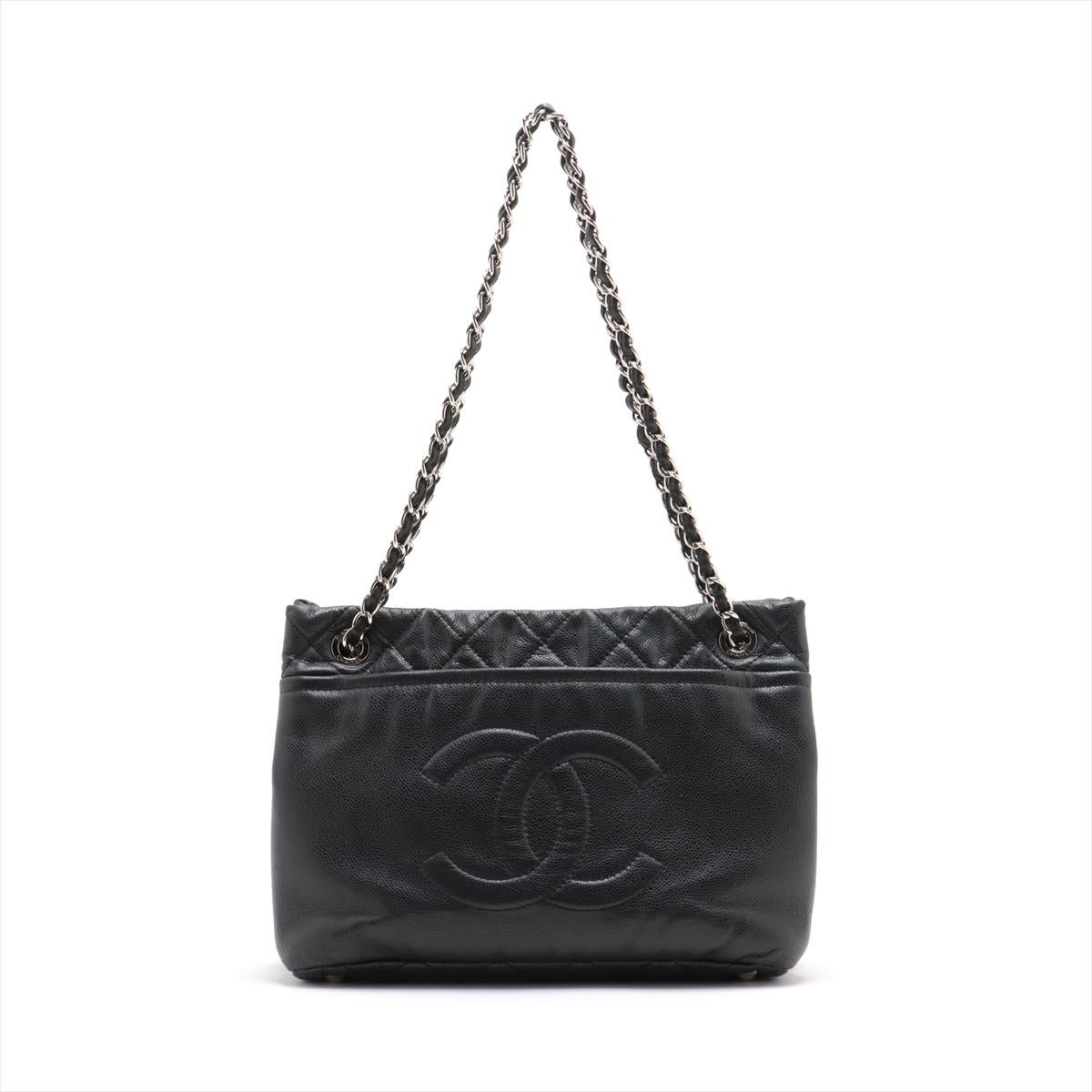 Le sac fourre-tout Chanel CC Logo Matelassé Caviar Skin Chain en noir est un accessoire sophistiqué et durable pour tous les jours, alliant l'élégance classique de Chanel à une fonctionnalité pratique. Confectionné en cuir caviar résistant, il
