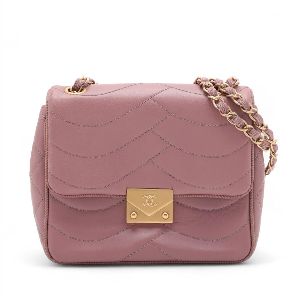 Le sac Chanel CC Logo Scallop en cuir d'agneau à rabat unique et double chaîne en rose ancien est une pièce délicate et féminine qui allie le charme classique à des détails uniques. Confectionné en cuir d'agneau luxueux, ce sac présente d'élégantes