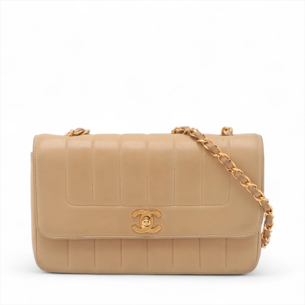 Le sac Chanel CC Logo Mademoiselle en cuir d'agneau à un seul rabat et une seule chaîne, en beige, exsude une sophistication intemporelle et une élégance discrète. Confectionné en cuir d'agneau souple, il arbore le matelassage vertical Mademoiselle