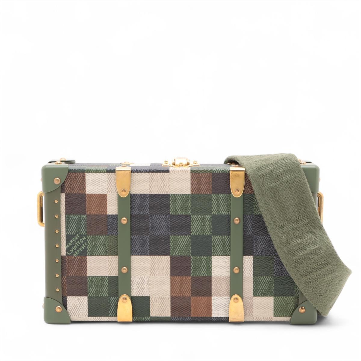 La malle Damoflage Neo Wallet de Louis Vuitton est un accessoire audacieux et contemporain qui réimagine le design emblématique de la malle de la marque avec une touche de modernité. Doté du motif Damoflage accrocheur, une fusion du motif Damier