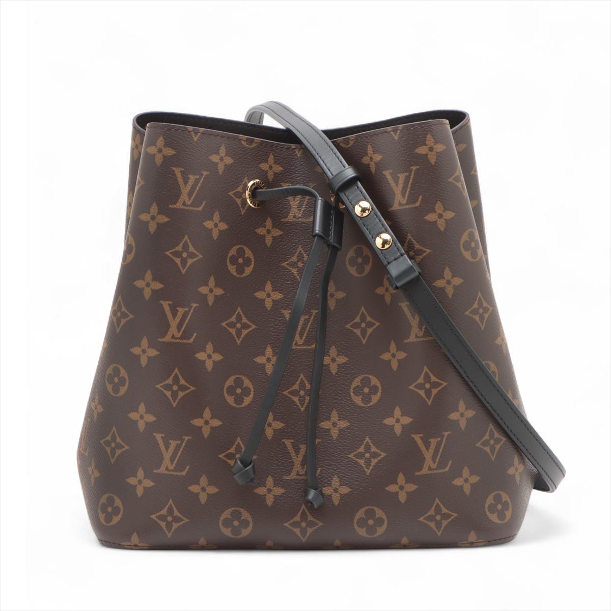Die Louis Vuitton Monogram Macassar NéoNoé Bucket Bag kombiniert klassisches Design mit modernem Appeal. Das ikonische Monogram aus Canvas wird von eleganten schwarzen Lederbesätzen und silberfarbenen Beschlägen akzentuiert. Die stilvolle und
