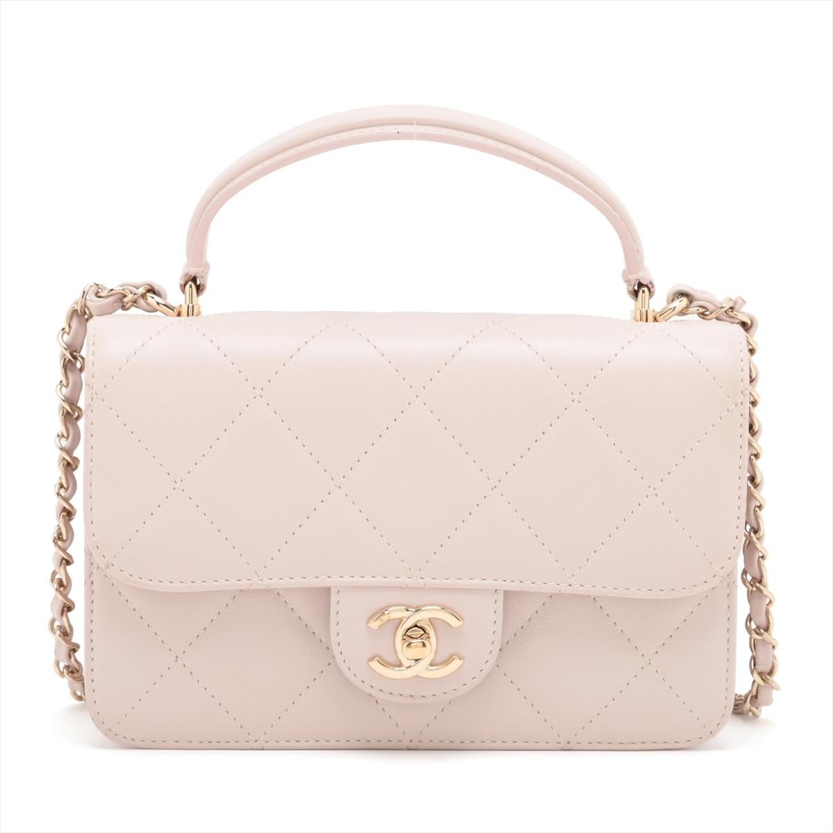 Die Chanel CC Logo Matelassé Umhängetasche aus Lammleder mit zwei Ketten in Hellrosa ist eine raffinierte Mischung aus klassischem Design und moderner Vielseitigkeit. Sie ist aus luxuriösem Lammleder mit dem ikonischen Steppmuster gefertigt und