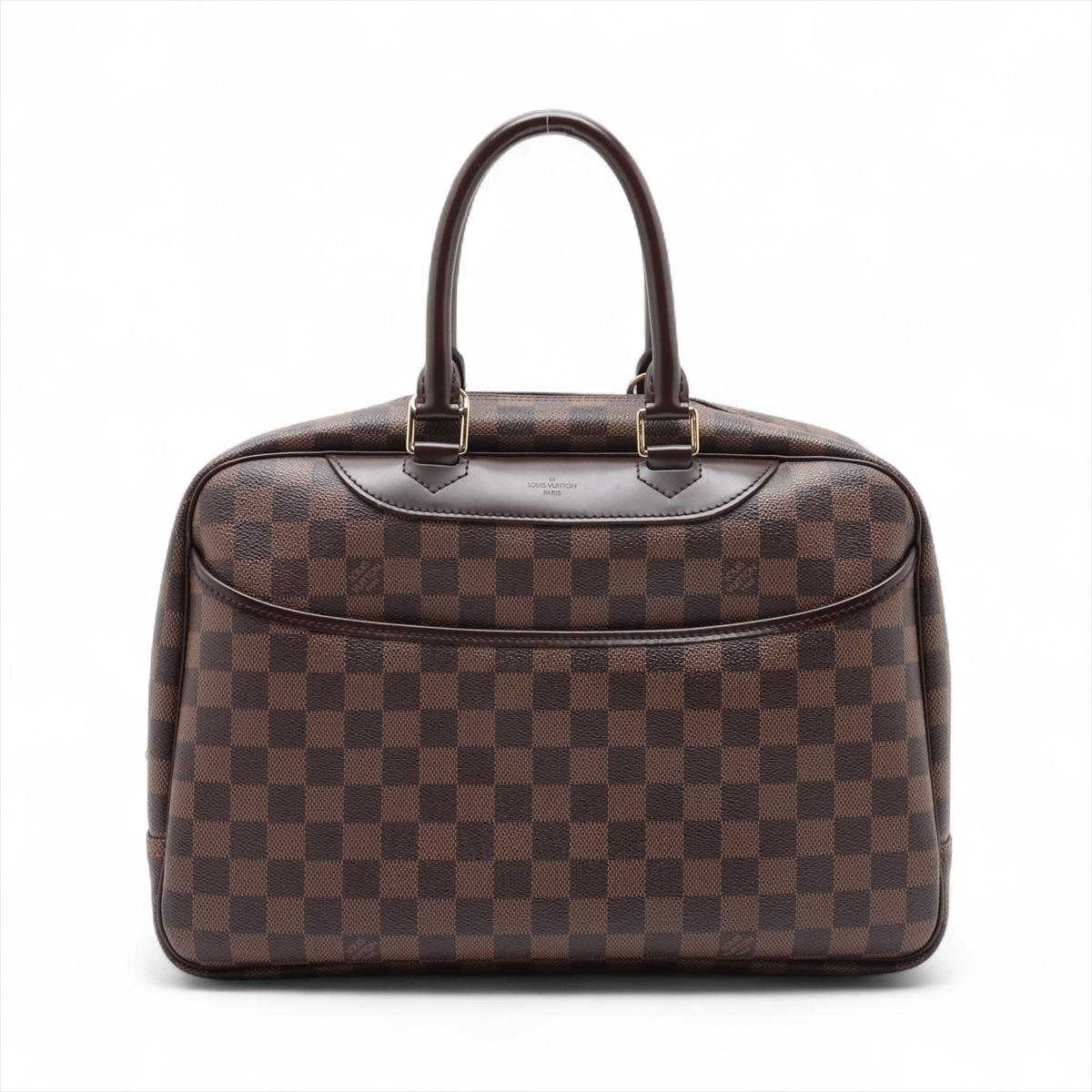 Le sac à main Louis Vuitton Damier Elegne Deauville est une pièce stylée et fonctionnelle conçue pour l'élégance au quotidien. Confectionné en toile enduite Damier Ebene emblématique et garni de cuir lisse, il présente des poignées supérieures