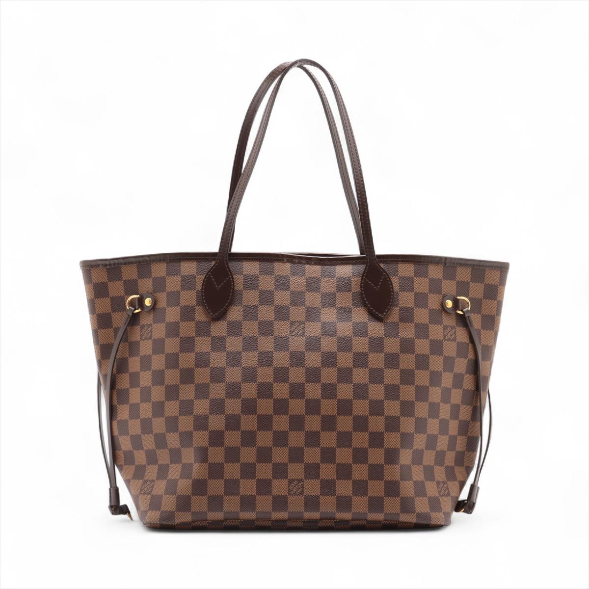 Le Damier Ebene Neverfull MM de Louis Vuitton est un fourre-tout polyvalent et élégant, parfait pour un usage quotidien. Icone de la toile Damier Ebene, ce sac durable et intemporel présente un motif à carreaux chic. Le format MM offre suffisamment
