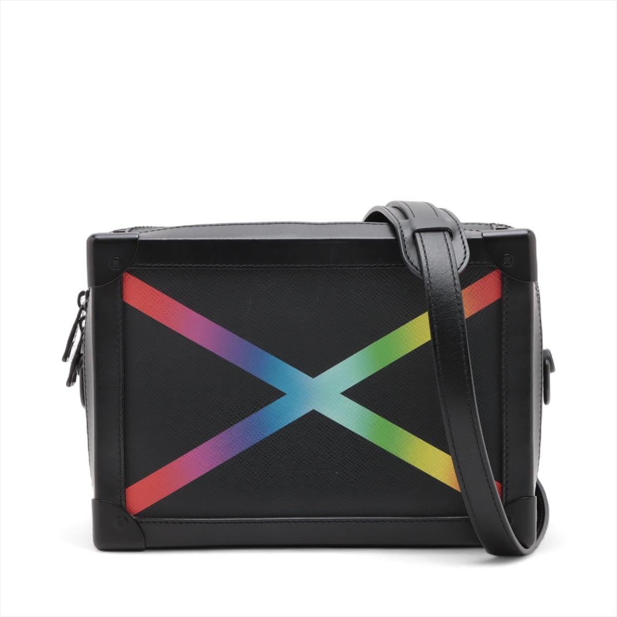 Die Louis Vuitton Rainbow Taiga Soft Trunk Umhängetasche in Schwarz ist ein kühnes und modernes Stück, das klassische Handwerkskunst mit lebendigem, modernem Flair verbindet. Die aus strukturiertem Taiga-Leder gefertigte Tasche hat eine schlichte
