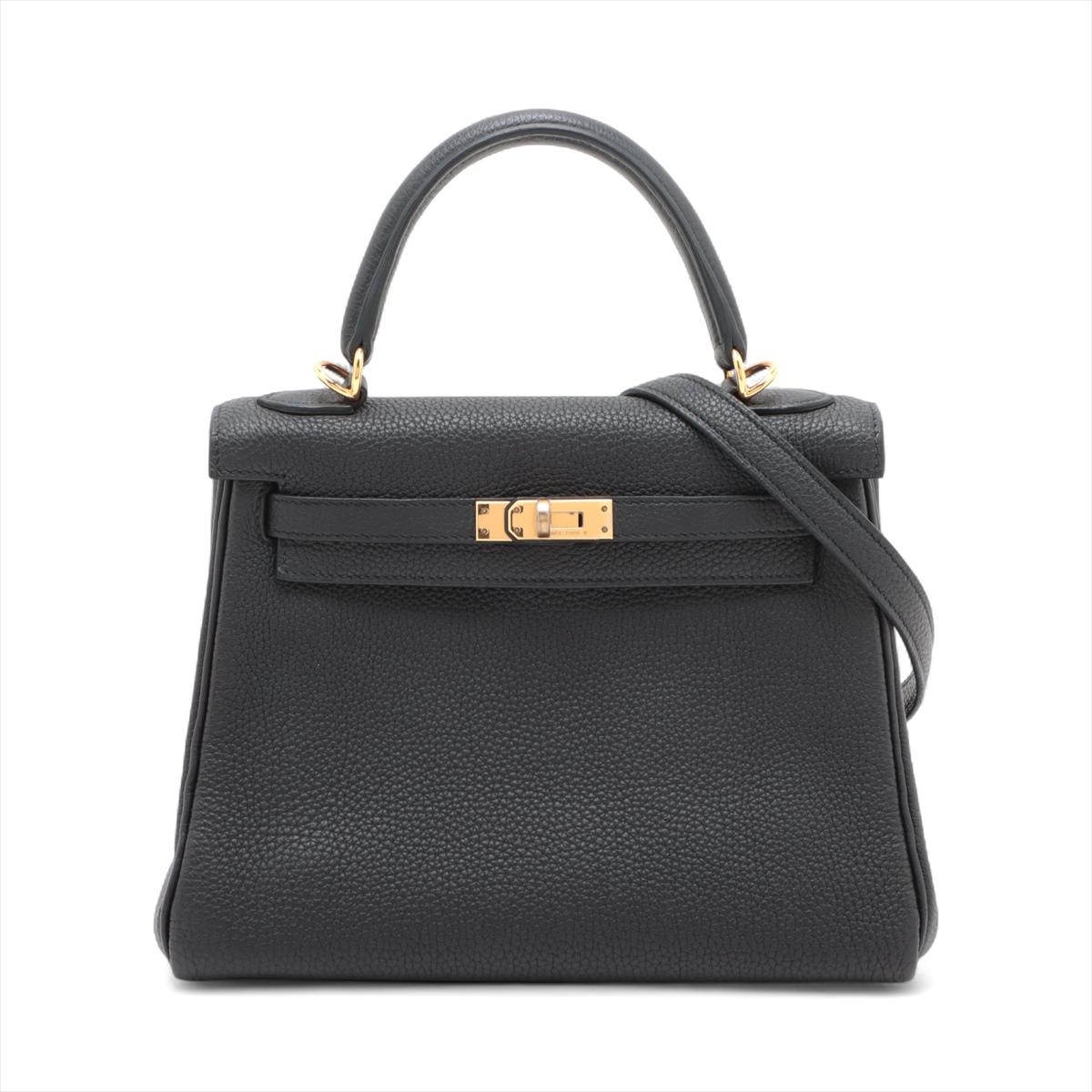 Le sac à bandoulière Hermès Kelly 25 Taurillon Clemence en noir est une icône intemporelle d'élégance et de savoir-faire. Confectionné en cuir souple Silhouette, il présente une silhouette structurée avec une poignée supérieure unique et une