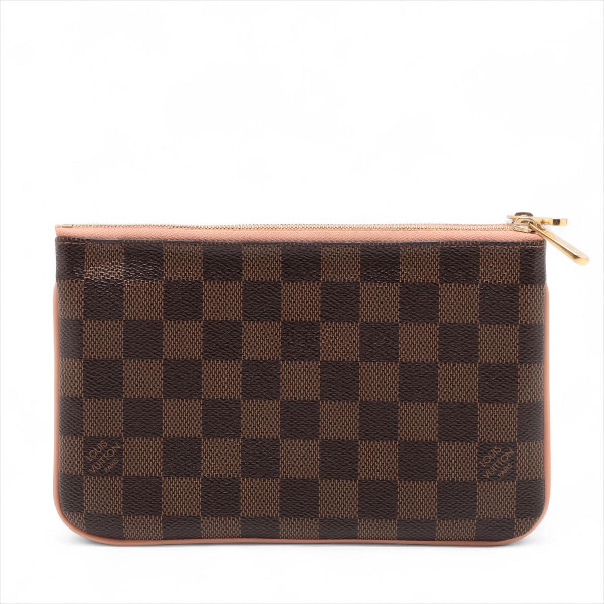 La Louis Vuitton Logo Damier Double Zip Pochette Bag è un accessorio elegante e versatile che unisce uno stile iconico a una pratica funzionalità. Realizzata in tela Damier e impreziosita dal classico logo LV, la borsa compatta è dotata di due