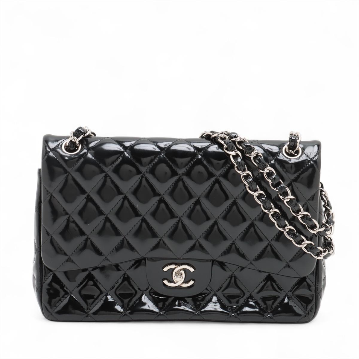 Le grand sac à double rabat Chanel CC Logo Dekamatrasse 30 en cuir verni noir est une pièce audacieuse et élégante qui illustre le style emblématique de la marque. Doté du matelassage en losange caractéristique et d'une fermeture à verrou tournant