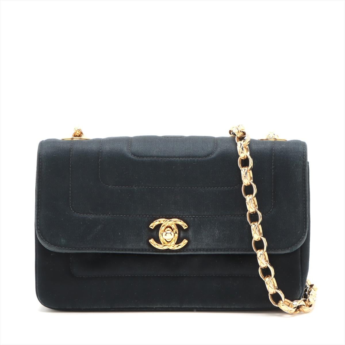 Le sac à bandoulière Chanel CC Logo Satin Single Flap en noir est une pièce élégante et raffinée qui met en valeur la sophistication intemporelle de la marque. Confectionné en satin luxueux, il arbore le logo CC emblématique sur le rabat avant et se