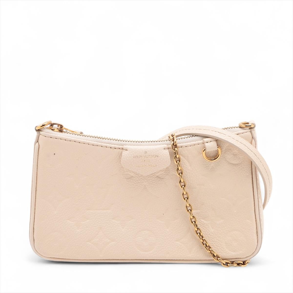 Il Monogram Empreinte Easy Pouch On Strap di Louis Vuitton in color crema è un accessorio elegante e versatile che unisce l'eleganza alla funzionalità quotidiana. Realizzata in morbida pelle Monogram Empreinte goffrata in una raffinata tonalità di