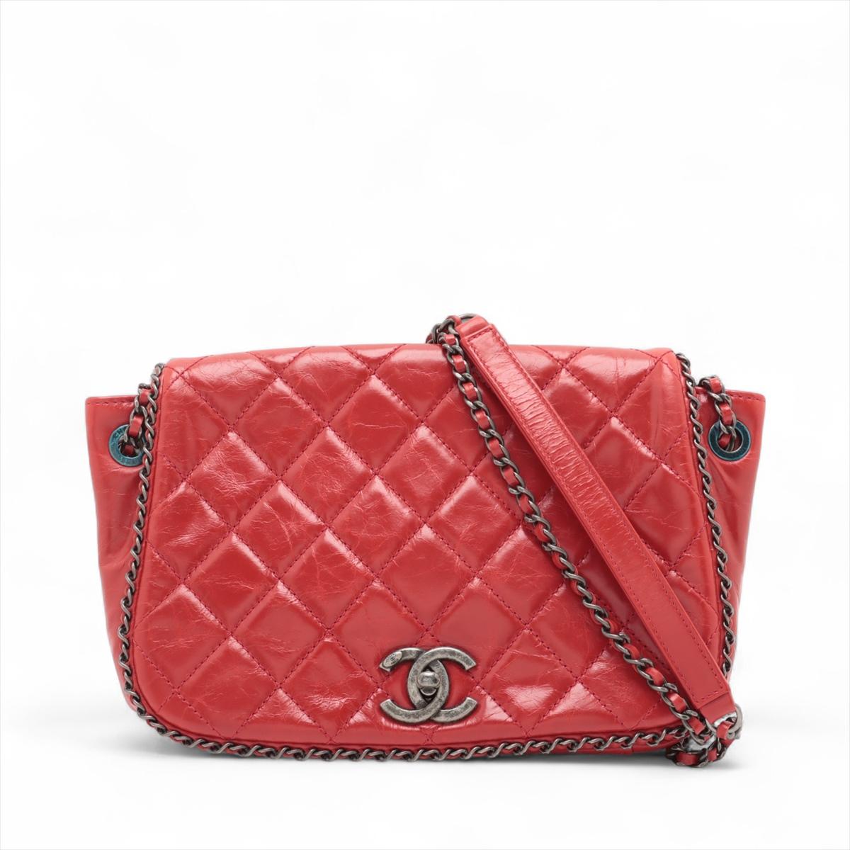 Die Chanel Vintage CC Logo Matelassé Chain Around Calf Shoulder Bag in Rot ist ein kühnes und raffiniertes Accessoire, das die zeitlose Eleganz des Hauses mit einem Hauch von Schärfe widerspiegelt. Sie ist aus geschmeidigem Kalbsleder gefertigt und