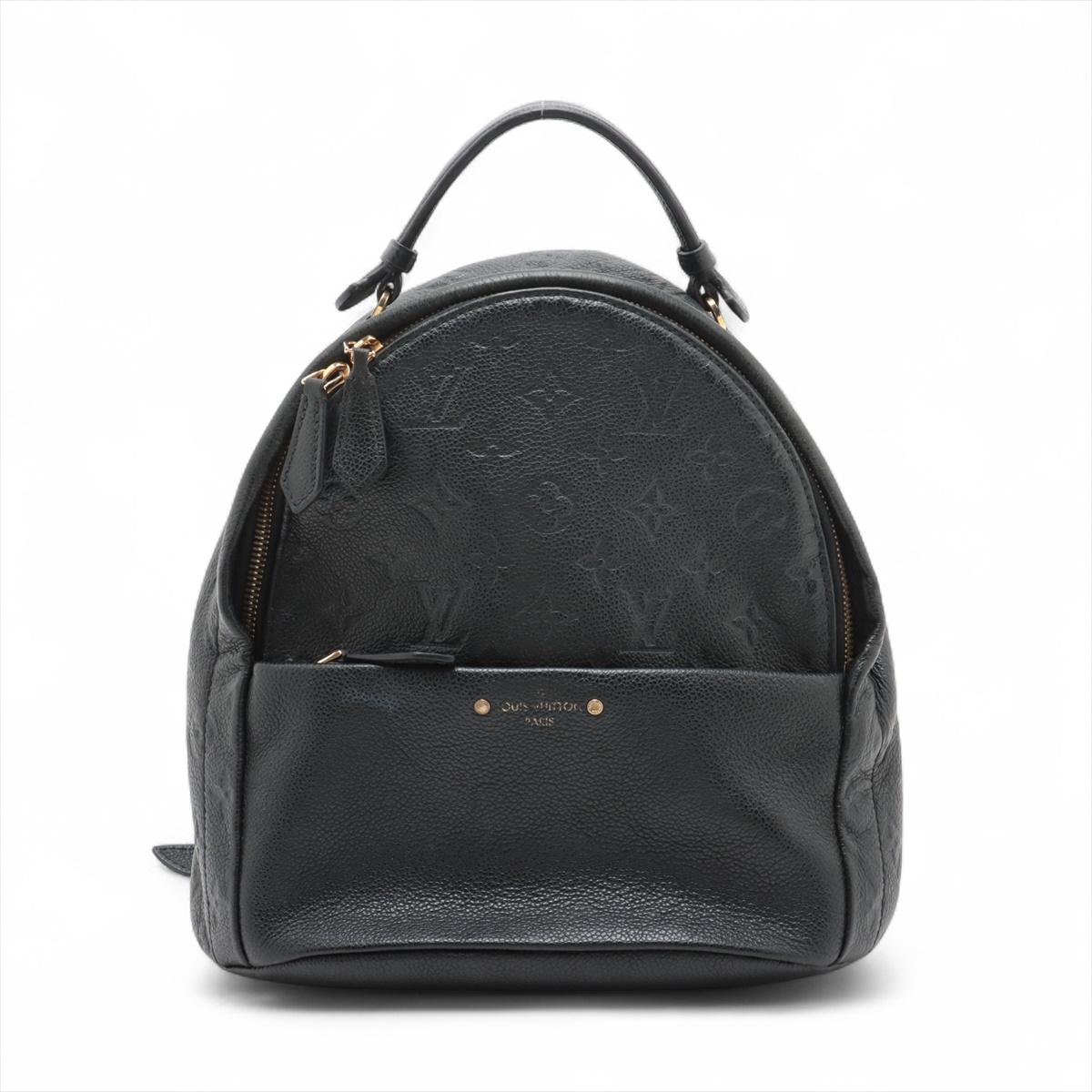 Le sac à dos Monogram Empreinte Sorbonne de Louis Vuitton est un accessoire élégant et fonctionnel fabriqué à partir du cuir Monogram Empreinte, signature de la marque, connu pour son motif monogramme embossé et sa texture souple. Ce sac à dos