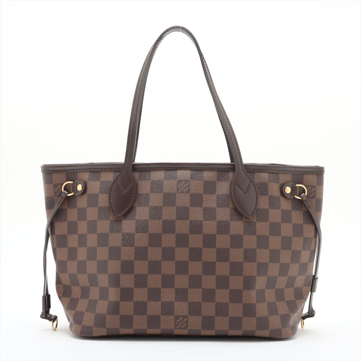 Die Louis Vuitton Damier Ebene Neverfull PM ist eine kompakte und dennoch geräumige Tasche, die zeitlose Eleganz mit Alltagstauglichkeit verbindet. Sie ist aus dem für die Marke charakteristischen beschichteten Canvas Damier Ebene mit natürlichem