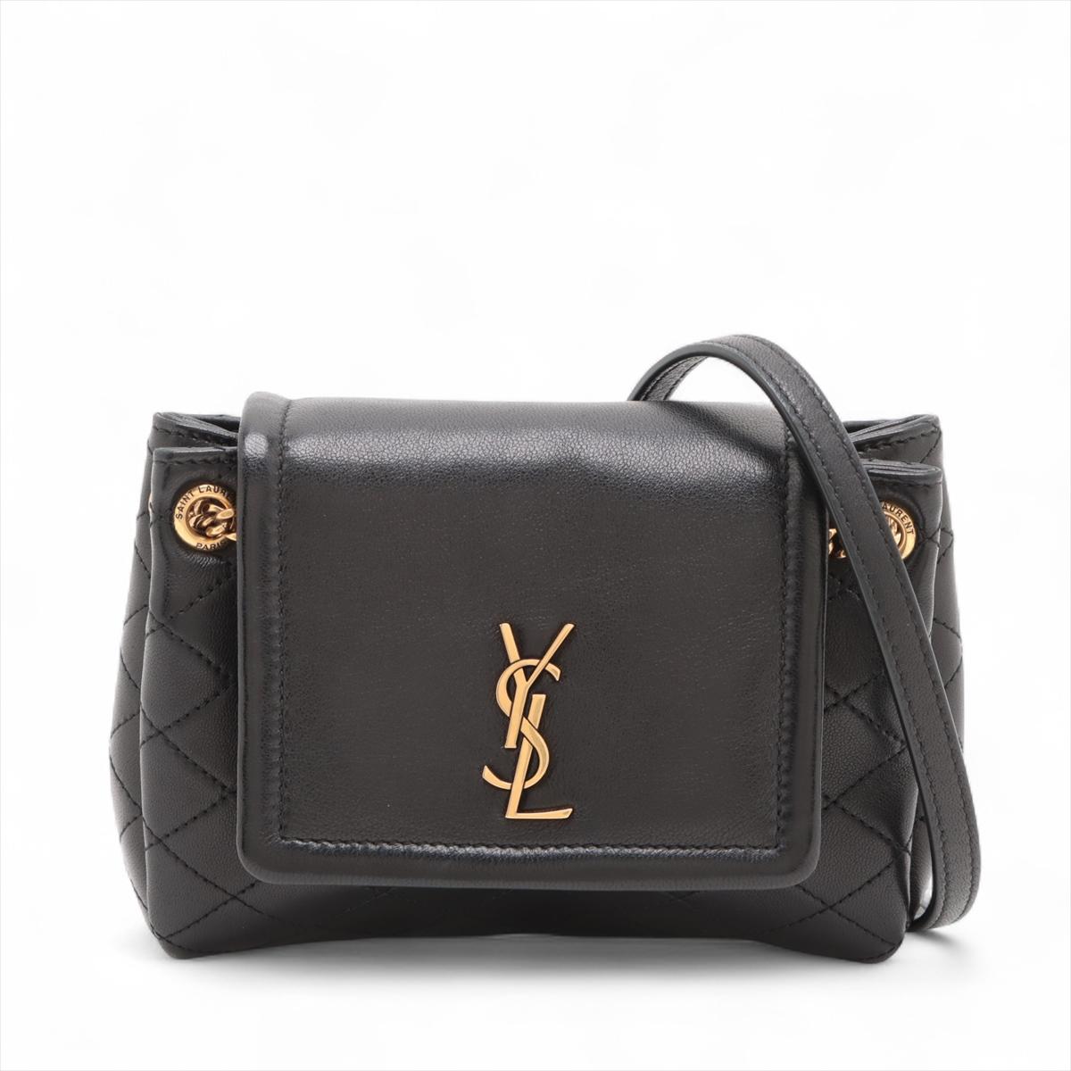 Die Saint Laurent Paris Mini Nolita Leather Chain Shoulder Bag in Schwarz ist ein schickes und kompaktes Accessoire aus luxuriösem Glattleder mit dem ikonischen YSL-Logo in goldfarbener Hardware auf der Frontklappe. Trotz ihrer geringen Größe bietet