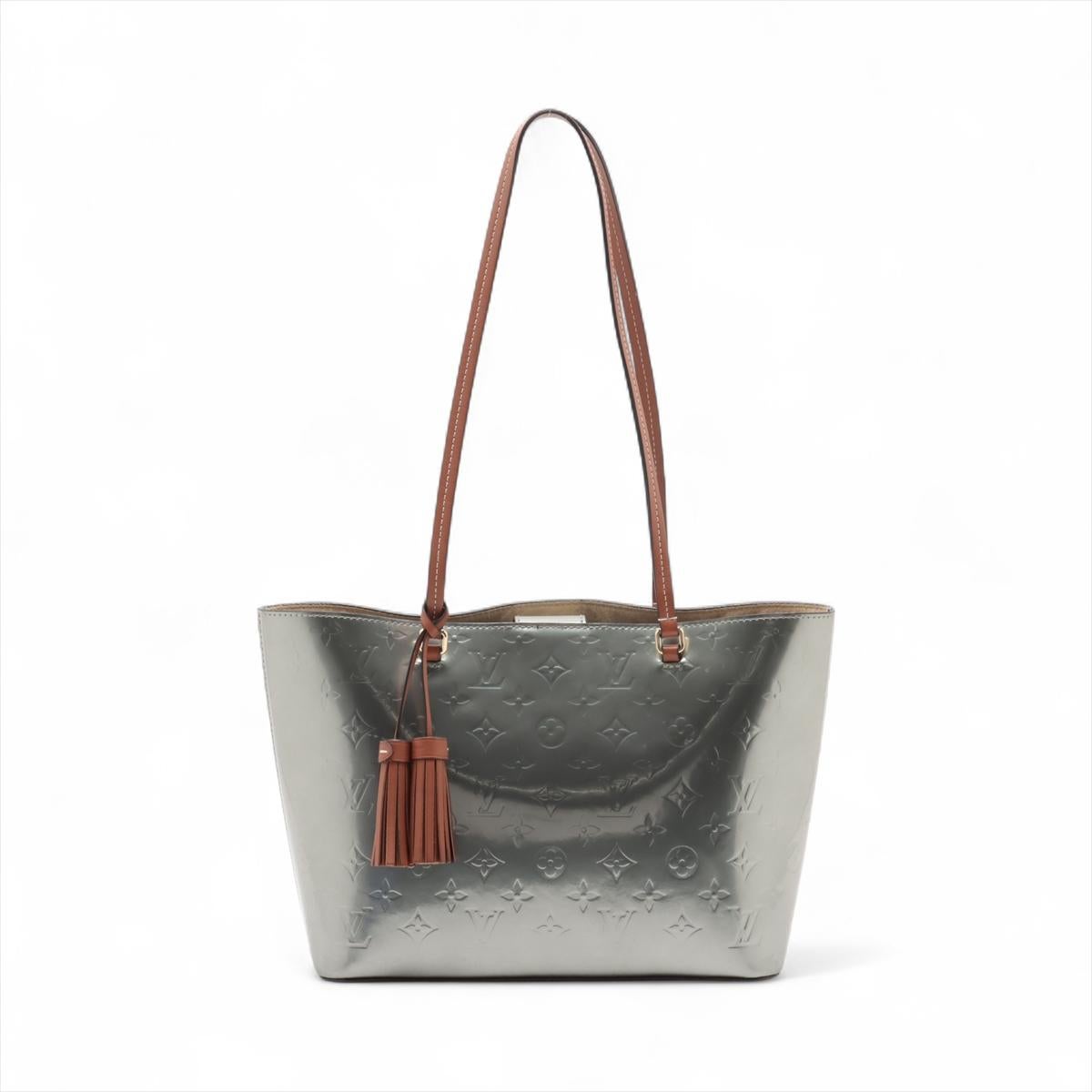 Die Louis Vuitton Monogram Vernis Long Beach PM in Silber ist eine schicke und funktionelle Tasche, die sowohl für den Alltag als auch für besondere Anlässe geeignet ist. Sie ist aus glänzendem Monogram Vernis Lackleder gefertigt und zeigt das