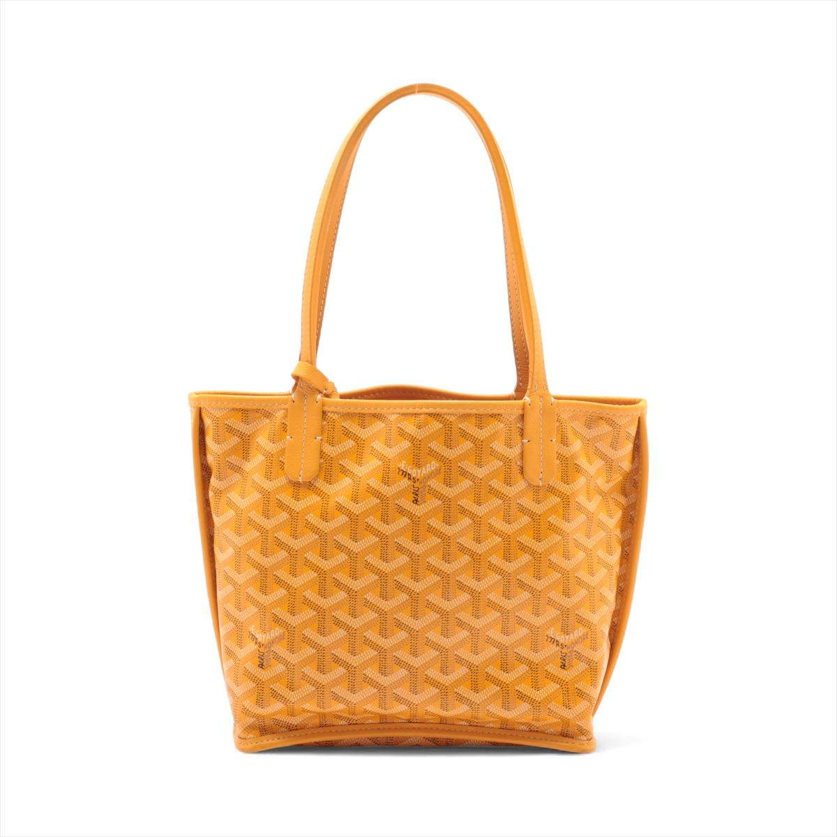Le mini sac fourre-tout Goyard Anjou en jaune est un accessoire chic et vibrant qui allie sans effort luxe et praticité. Réalisé en toile Chevron peinte à la main, signature de Goyard, et en cuir lisse comme du beurre, ce fourre-tout réversible est