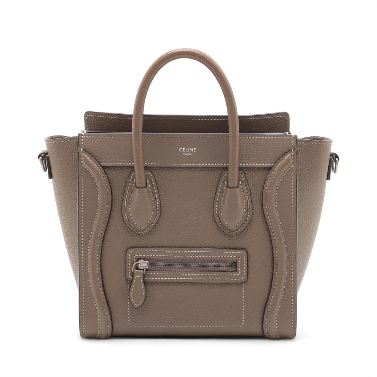 Die Celine Luggage Nano Shopper Lederhandtasche in Greige ist eine schicke, kompakte Tasche, die Luxus mit Praktikabilität verbindet. Die aus hochwertigem Glattleder gefertigte Handtasche zeichnet sich durch die ikonische geflügelte Silhouette und