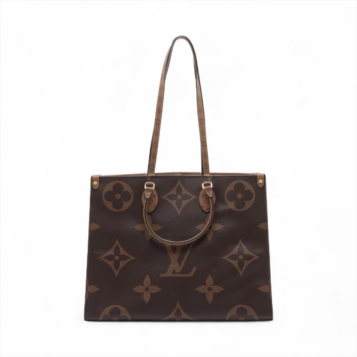 Le Monogram Giant Reverse On the Go MM de Louis Vuitton est un sac fourre-tout saisissant et contemporain qui associe harmonieusement le motif Monogram emblématique à un design audacieux et surdimensionné. Méticuleusement confectionné, ce sac est