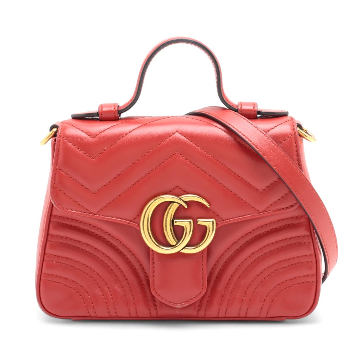 Die Gucci GG Marmont Leather Two-Way Shoulder Bag in Rot ist ein auffälliges und vielseitiges Accessoire aus luxuriösem Matelassé-Chevron-Leder mit der kultigen Doppel-G-Hardware in Altgold. Sie kann sowohl als Schultertasche als auch als Crossbody