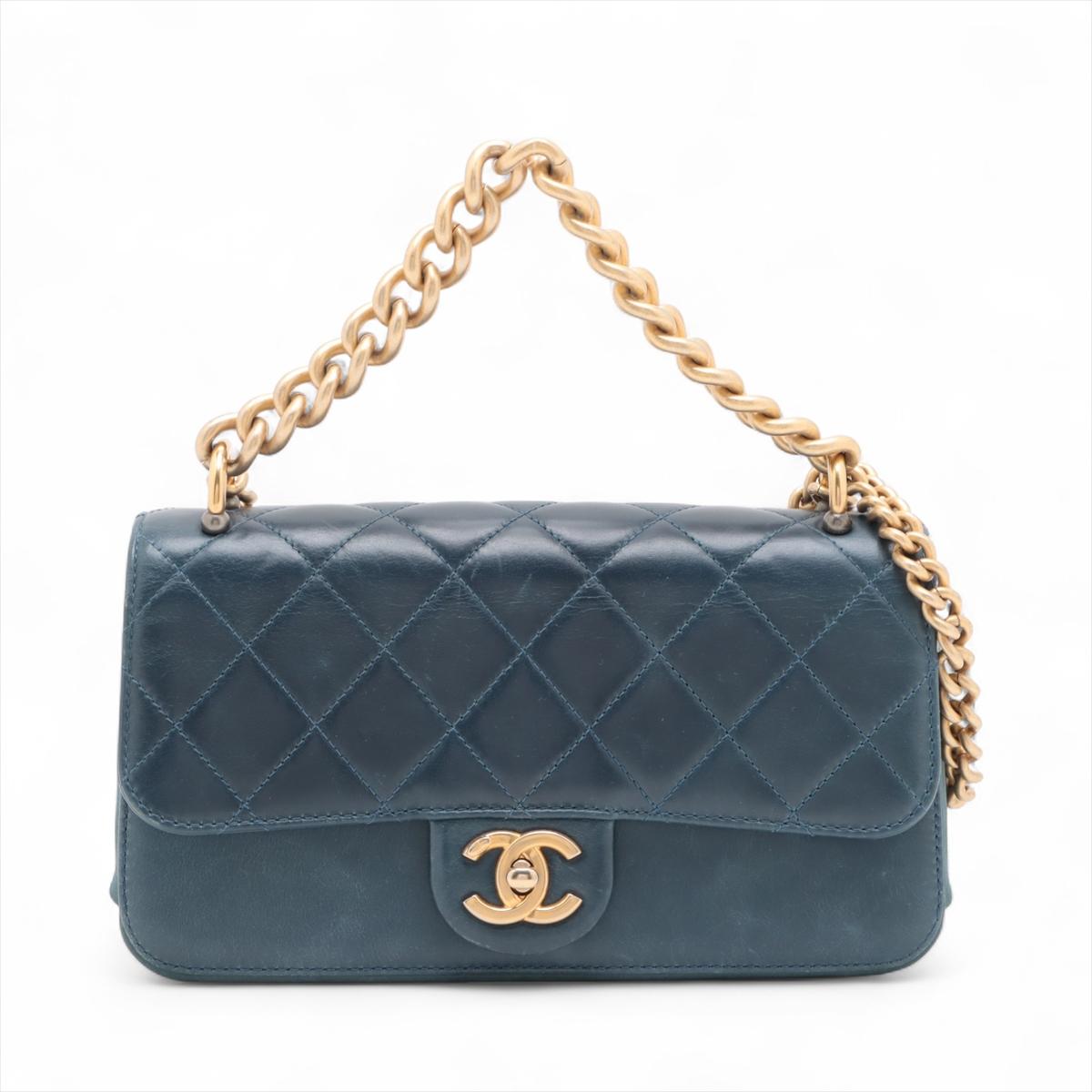 Le sac à bandoulière Chanel CC Logo Mini Matelassé Leather Chain en bleu est un accessoire chic et intemporel conçu en cuir matelassé luxueux avec le motif diamant signature. Orné du logo CC emblématique sur le devant, ce mini-sac est doté d'une