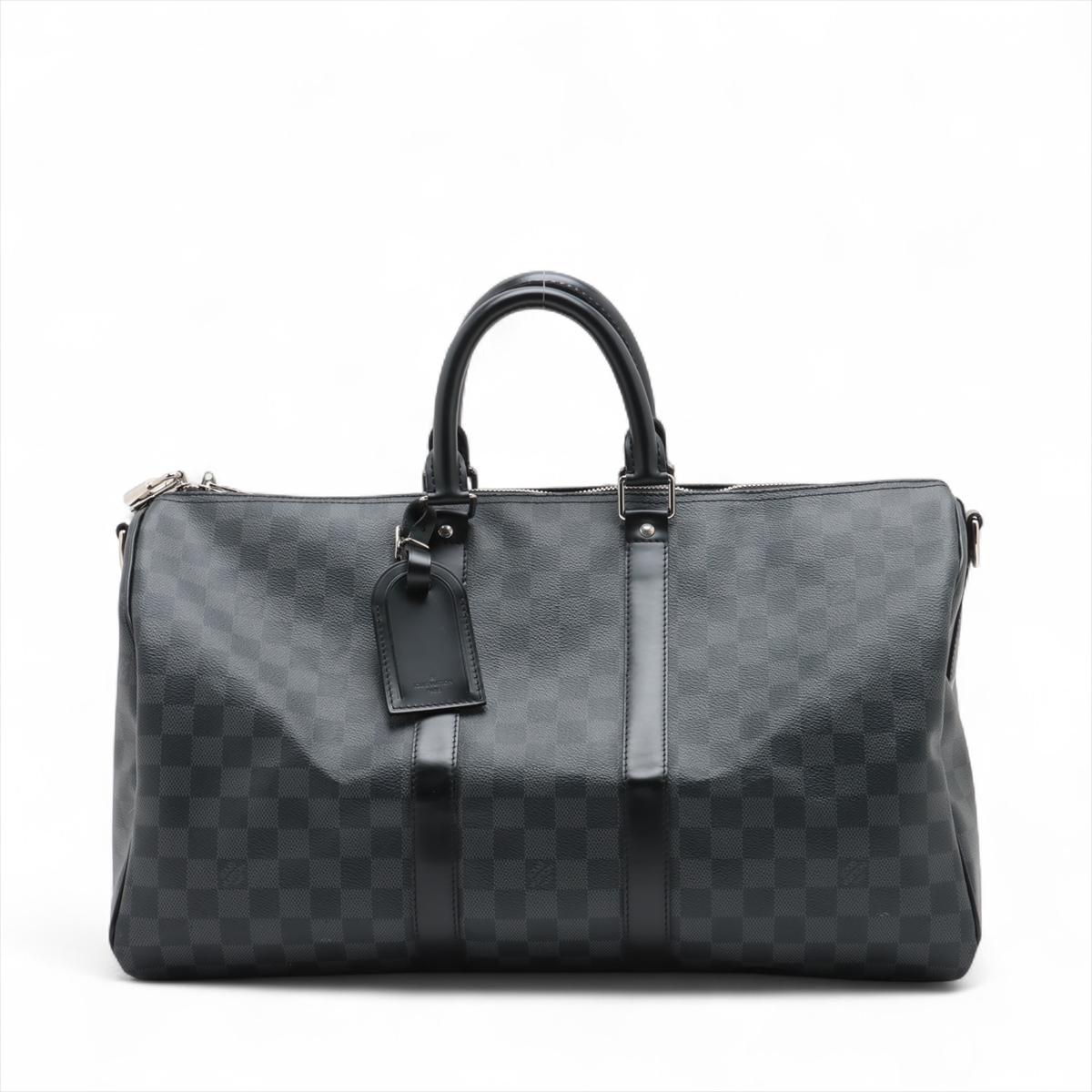 Le Louis Vuitton Damier Graphite Keepall Bandoulière 45 est un sac de voyage élégant et polyvalent conçu dans la toile Damier Graphite noire et grise emblématique de la marque. Conçu pour le voyageur moderne, il est doté d'un intérieur spacieux qui