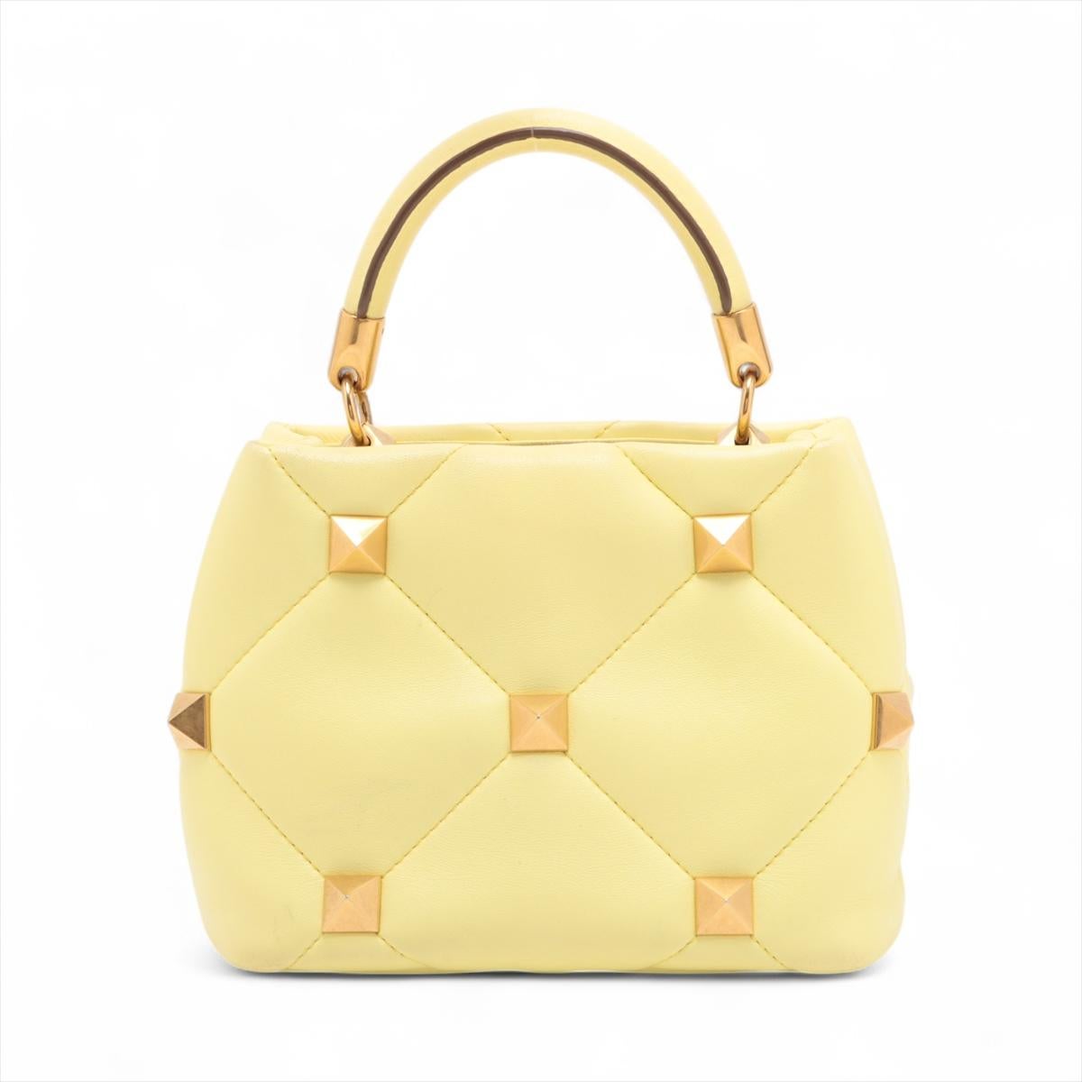 Giallo Valentino Garavani Borsa a spalla in pelle con borchie gialla * PREORDINE * in vendita