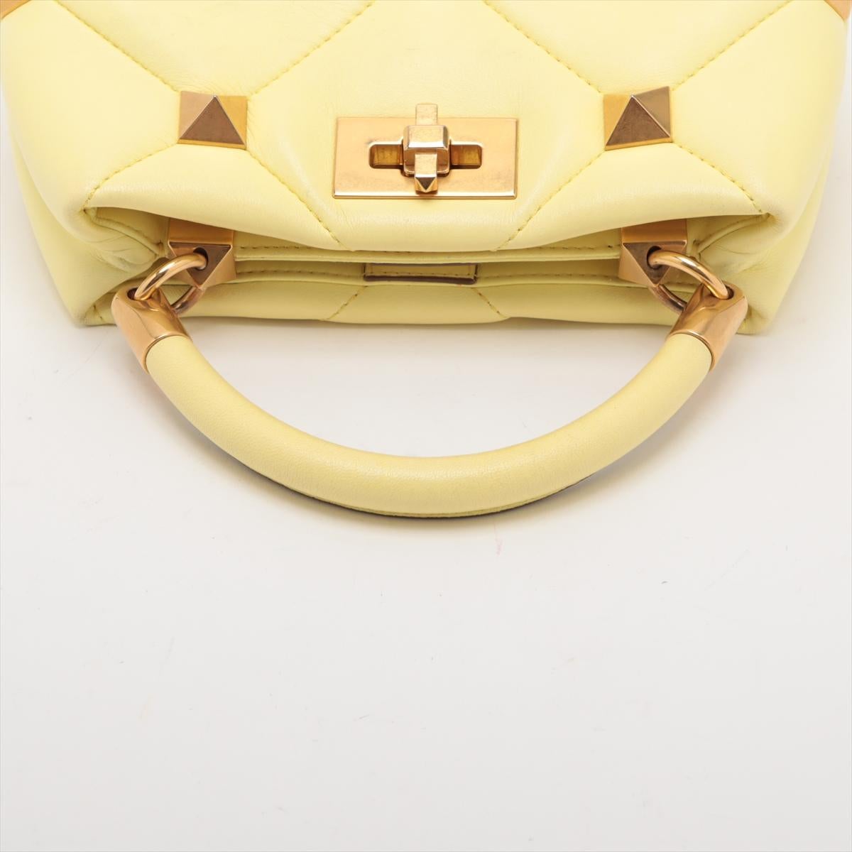 Valentino Garavani Borsa a spalla in pelle con borchie gialla * PREORDINE * in vendita 2
