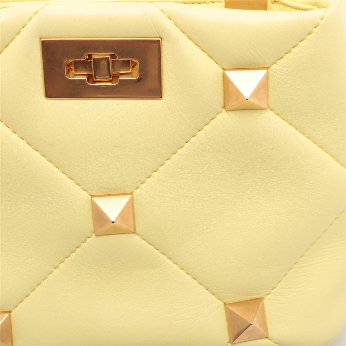 Valentino Garavani Borsa a spalla in pelle con borchie gialla * PREORDINE * in vendita 13