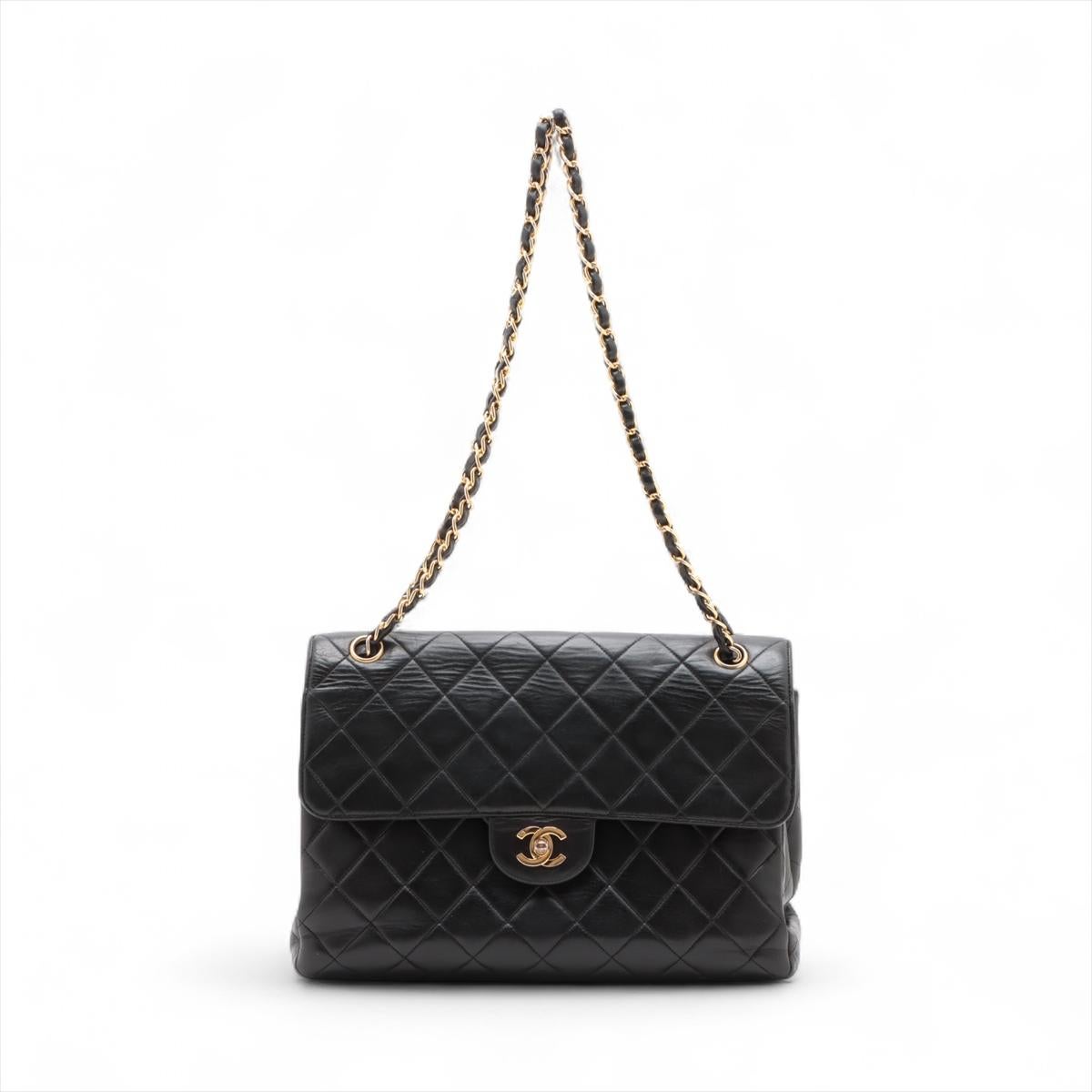 Die Chanel CC Logo Matelassé Lambskin Single Flap Double Chain Bag in Schwarz ist ein zeitloser Klassiker, gefertigt aus luxuriösem Lammleder mit dem ikonischen gesteppten (Matelassé) Design. Sie verfügt über das charakteristische, ineinander