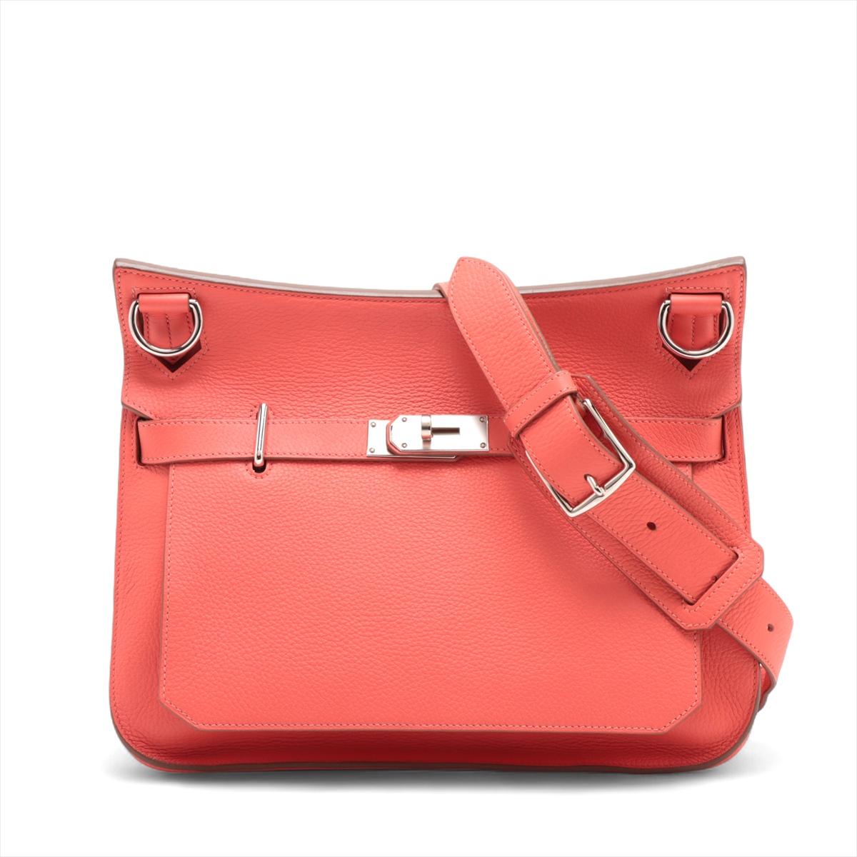 Die Hermès Jypsière 34 aus Rose Jaipur Taurillon Clémence Leder ist eine raffinierte und zugleich praktische Umhängetasche, die sich am kultigen Kelly-Design orientiert. Sie ist aus geschmeidigem, genarbtem Clémence-Leder in einem leuchtenden