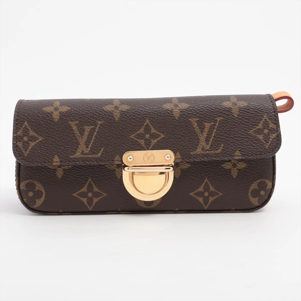 L'astuccio per occhiali da sole Louis Vuitton Monogram Pochette Lagoon è un accessorio pratico ed elegante, pensato per trasportare i tuoi occhiali con eleganza. Realizzata con l'iconica tela Monogram del marchio, presenta una silhouette strutturata