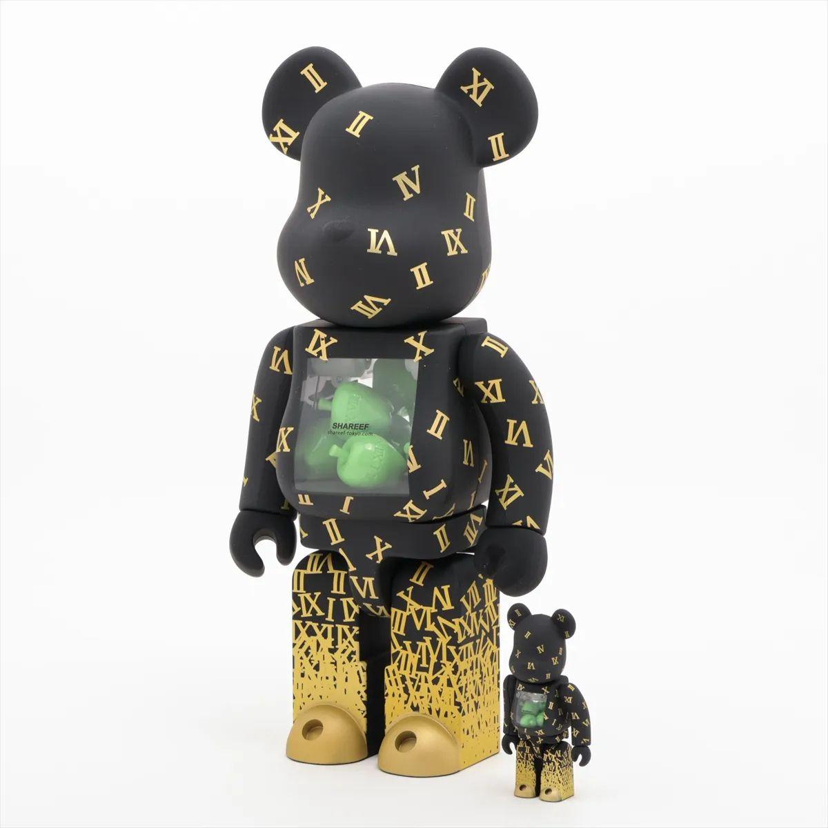 La figurine Bearbrick Medicom Shareef 100 % et 400 % en noir présente un design monochrome élégant accentué par des chiffres romains jaunes audacieux imprimés sur le corps. L'ensemble à collectionner associe la silhouette Bearbrick emblématique à
