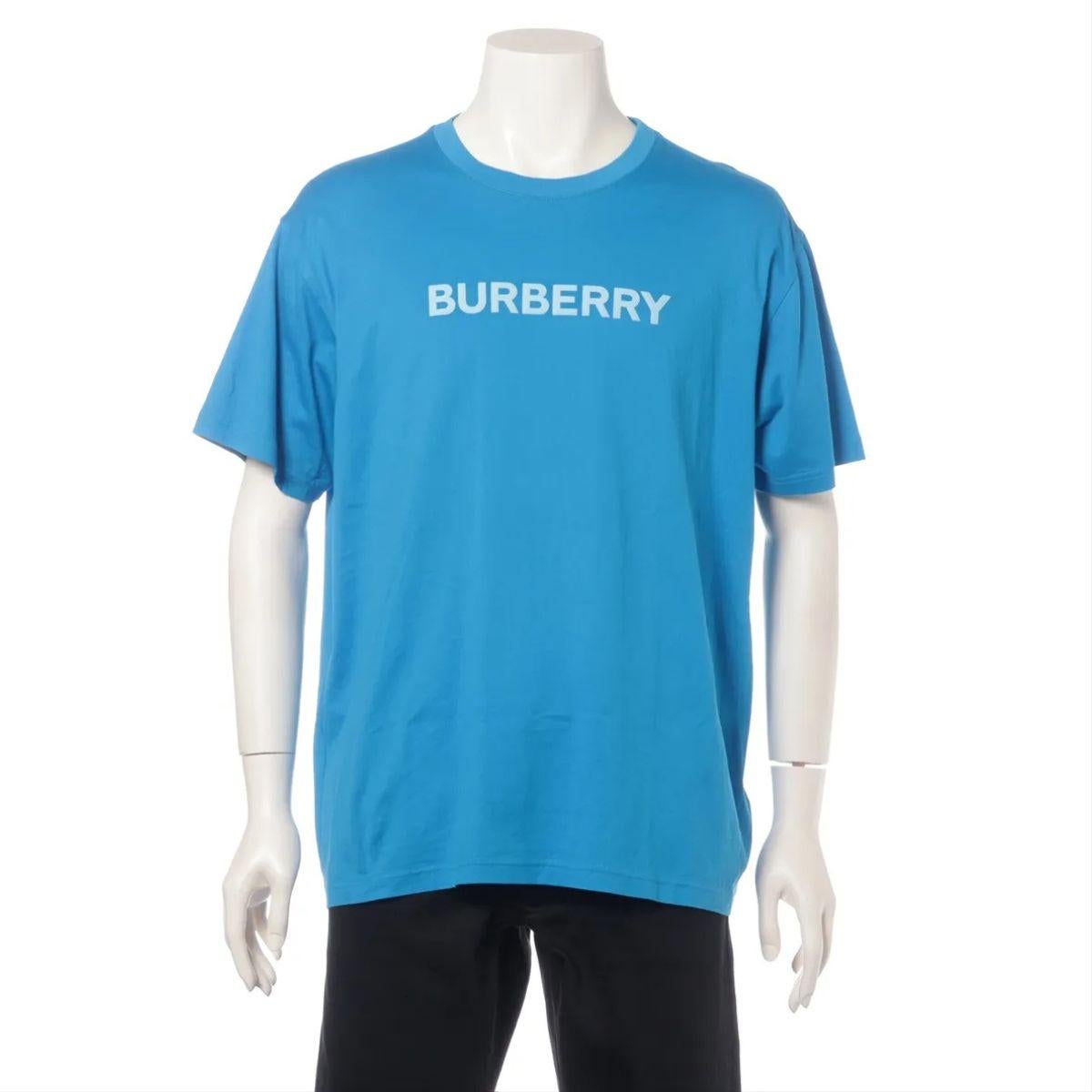 La camiseta de algodón Burberry en azul presenta un diseño clásico de cuello redondo con un ajuste relajado, confeccionada en algodón suave y transpirable para ofrecer comodidad a diario. La camisa está adornada con un sutil detalle del logotipo de
