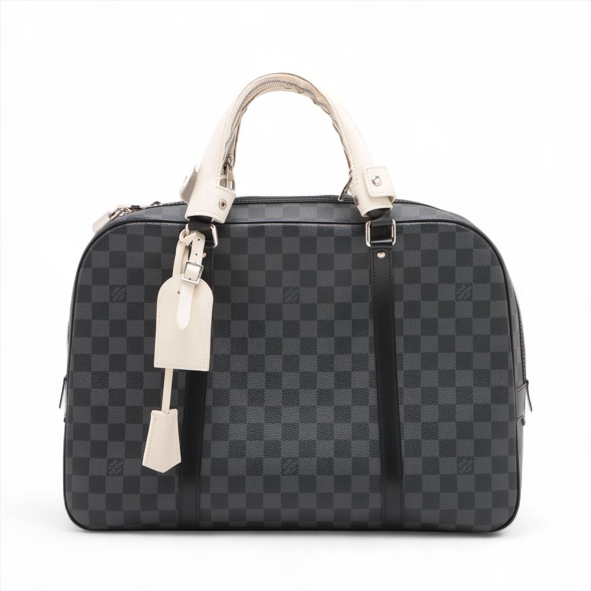 Le Porte-Documents Voyage de Louis Vuitton Damier Graphite en noir et blanc est un porte-documents élégant et sophistiqué, conçu à la fois pour le style et la praticité. Réalisé dans la toile emblématique Damier Graphite, le sac présente des touches