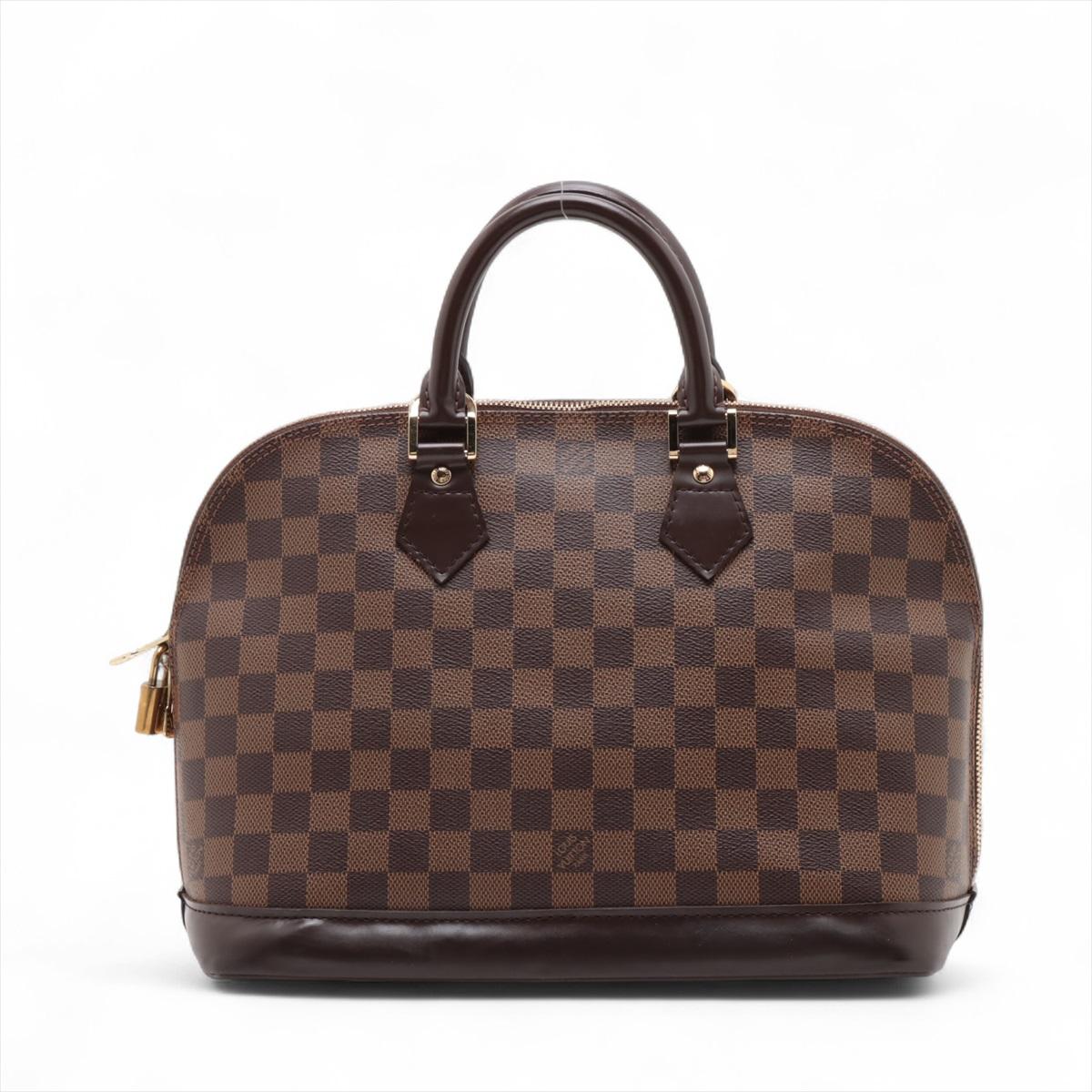 Le sac à main Louis Vuitton Damier Ebene Alma en marron est un sac à main élégant et intemporel, fabriqué à partir de la toile Damier Ebene, signature de la marque, et garni de cuir lisse marron. Sa silhouette structurée est à la fois classique et