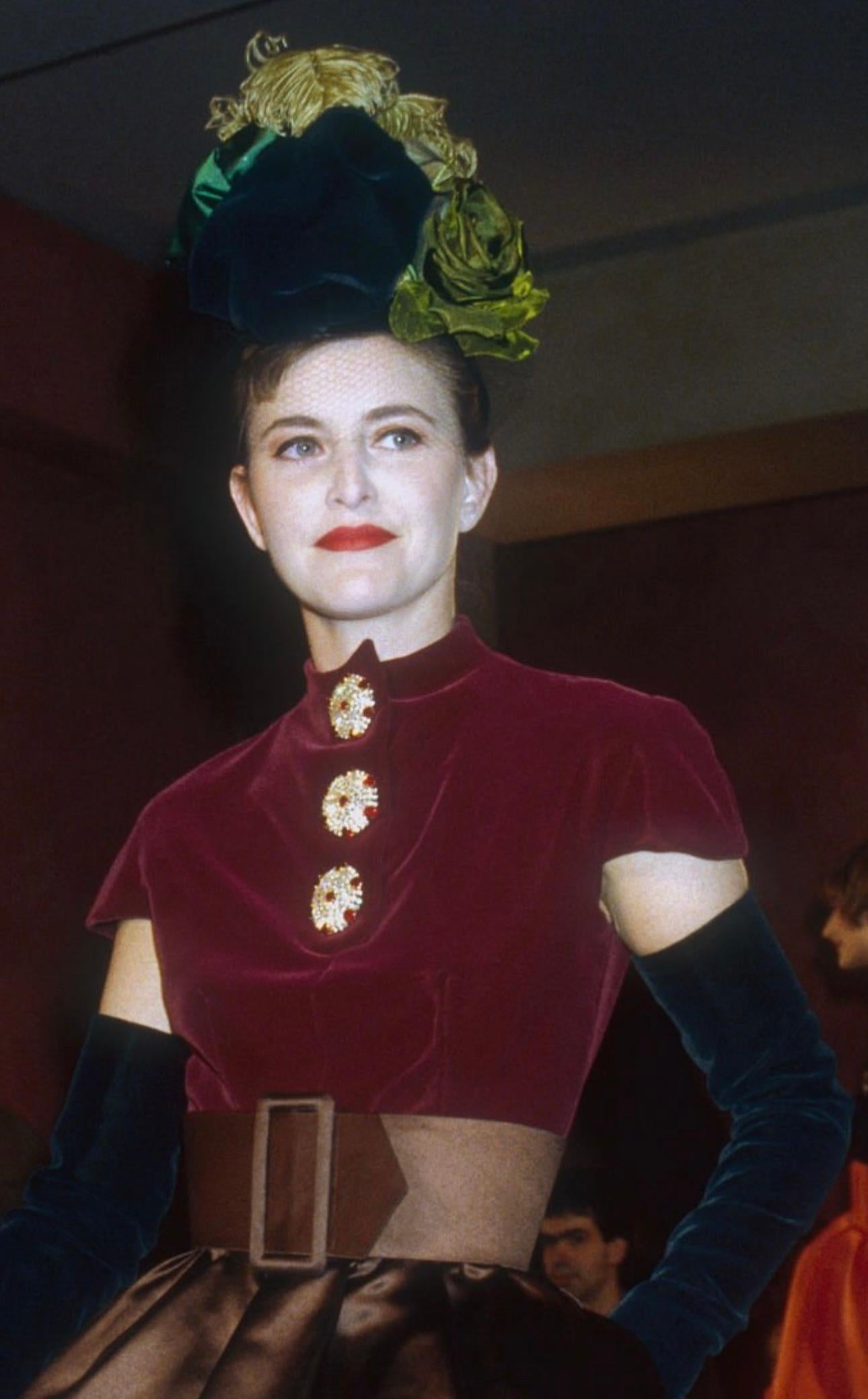 Christian Lacroix Herbst Winter 1988 Laufsteg Cocktailkleid, Schmuckknöpfe, Samt und Seide, Größe 40 FR passt bis zu US 4 - 6, sehr guter Vintage Zustand einige leichte Abnutzungserscheinungen auf dem Samt 