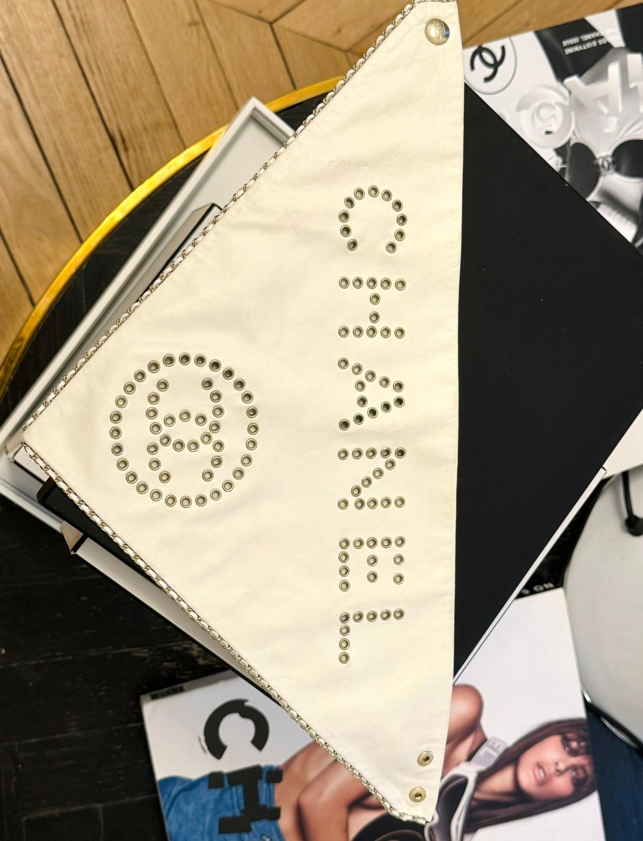 Chanel F/W 2019 runway bandana lammfell lederhalstuch (Weiß) im Angebot