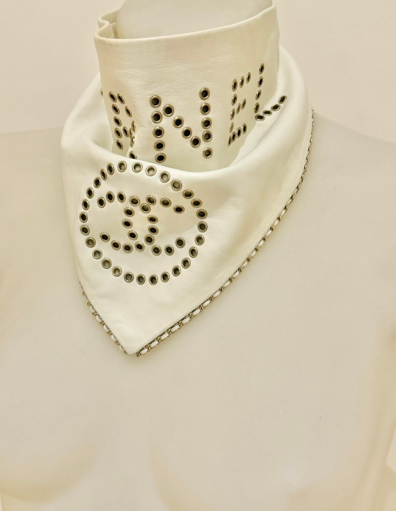 Chanel F/W 2019 runway bandana lammfell lederhalstuch für Damen oder Herren im Angebot