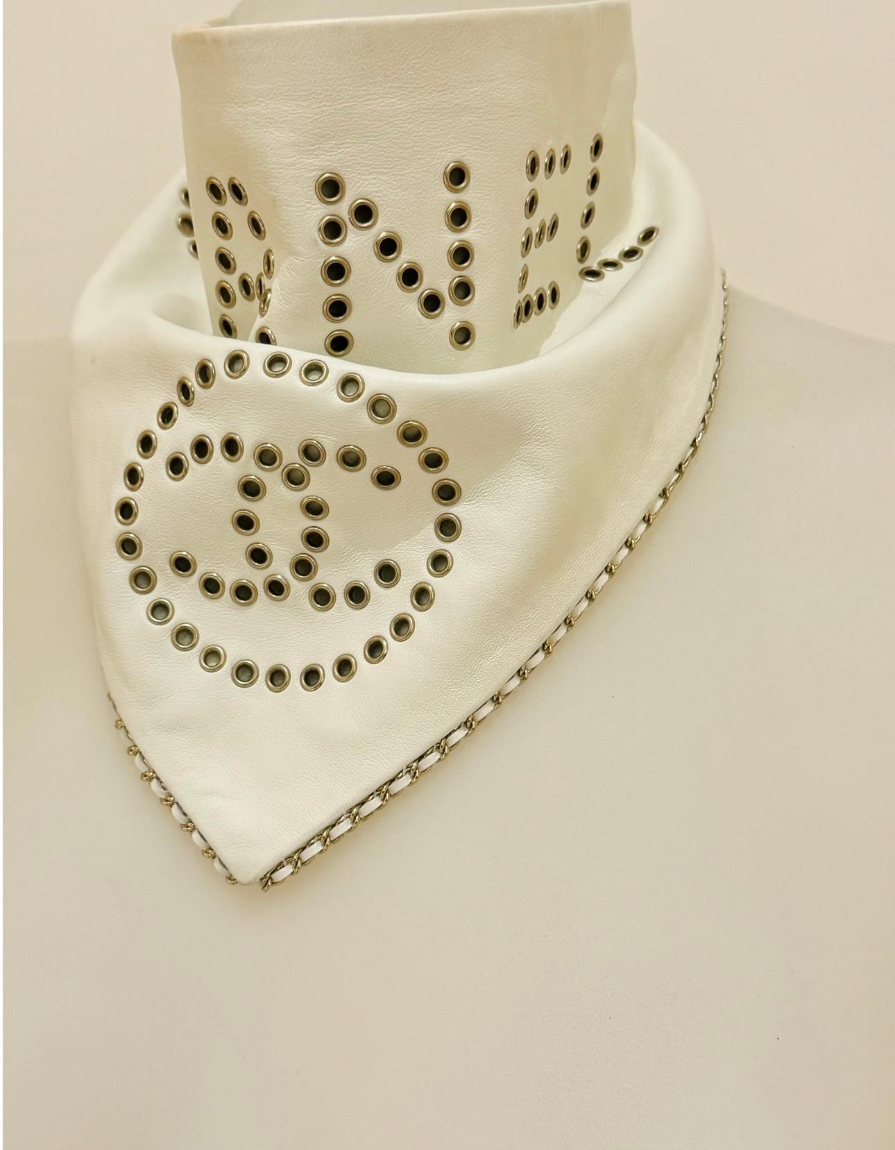 Chanel F/W 2019 runway bandana lammfell lederhalstuch im Zustand „Gut“ im Angebot in PARIS, FR