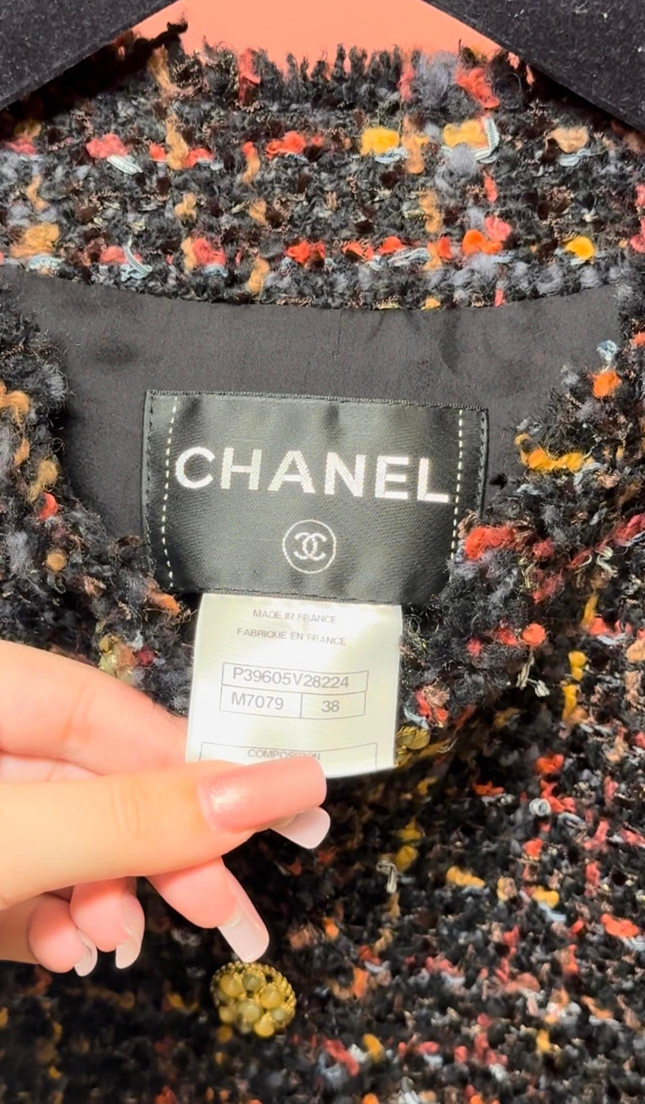 Chanel F/W 2010 Laufsteg Jacke aus Tweedimitat mit Gripoix-Knöpfen im Zustand „Hervorragend“ im Angebot in PARIS, FR