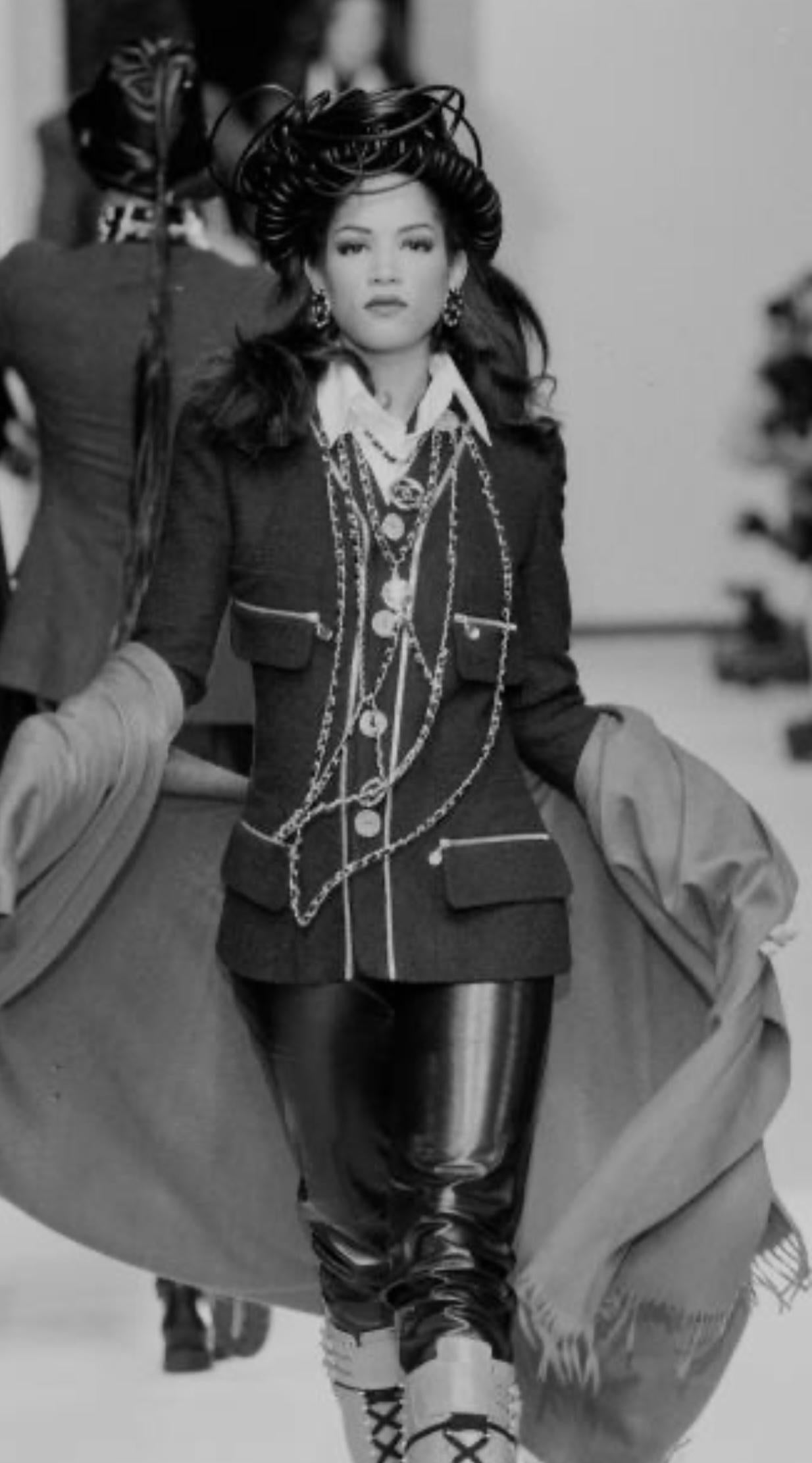 Rara giacca in tweed rosso della sfilata Chanel A/I 1992 in vendita 4