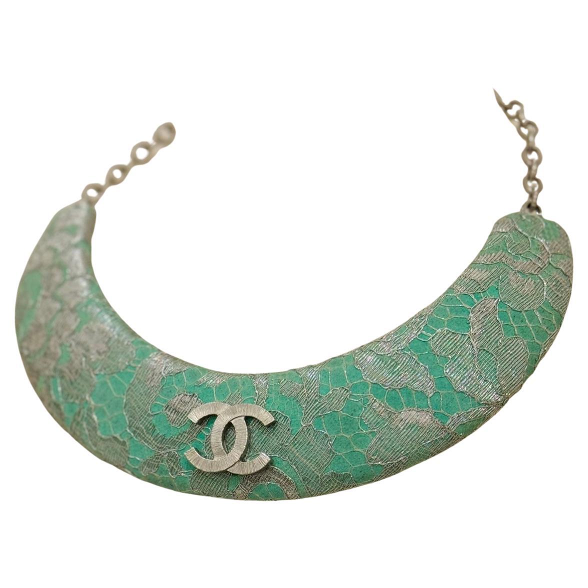 Collana Chanel P/E 2014 con pettorina in pelle scamosciata, pizzo e metallo in vendita