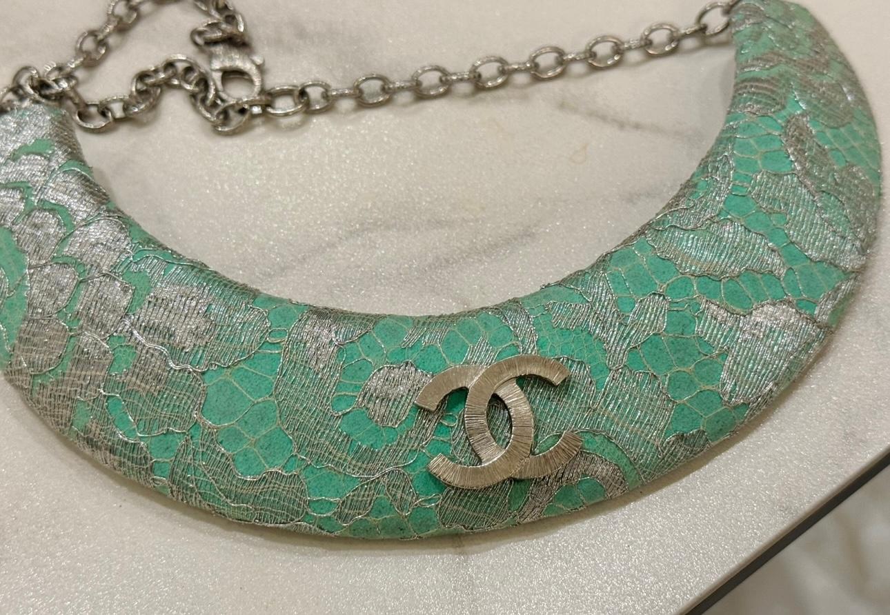 Collana Chanel P/E 2014 con pettorina in pelle scamosciata, pizzo e metallo In condizioni buone in vendita a PARIS, FR