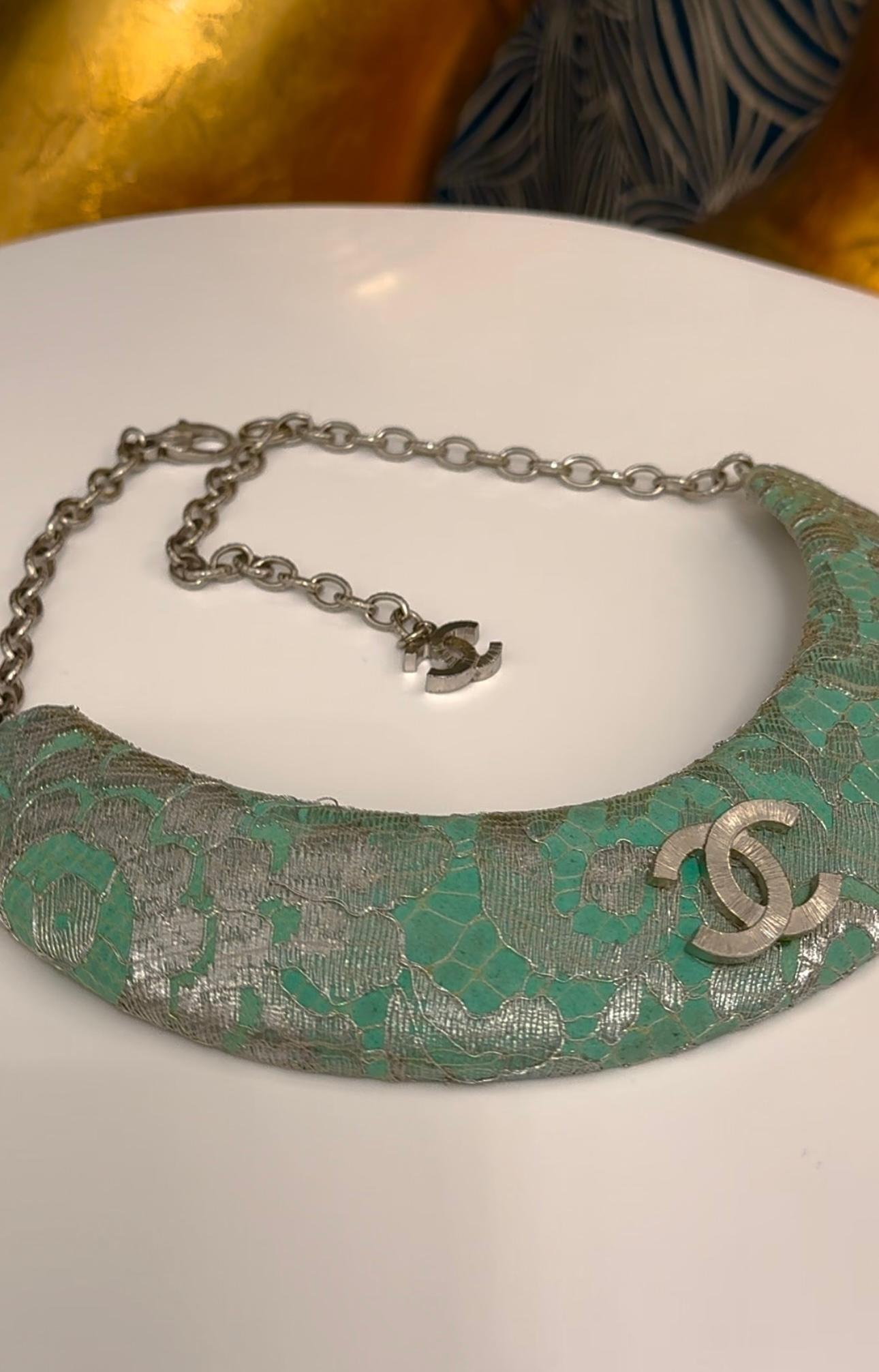 Collana Chanel P/E 2014 con pettorina in pelle scamosciata, pizzo e metallo in vendita 2
